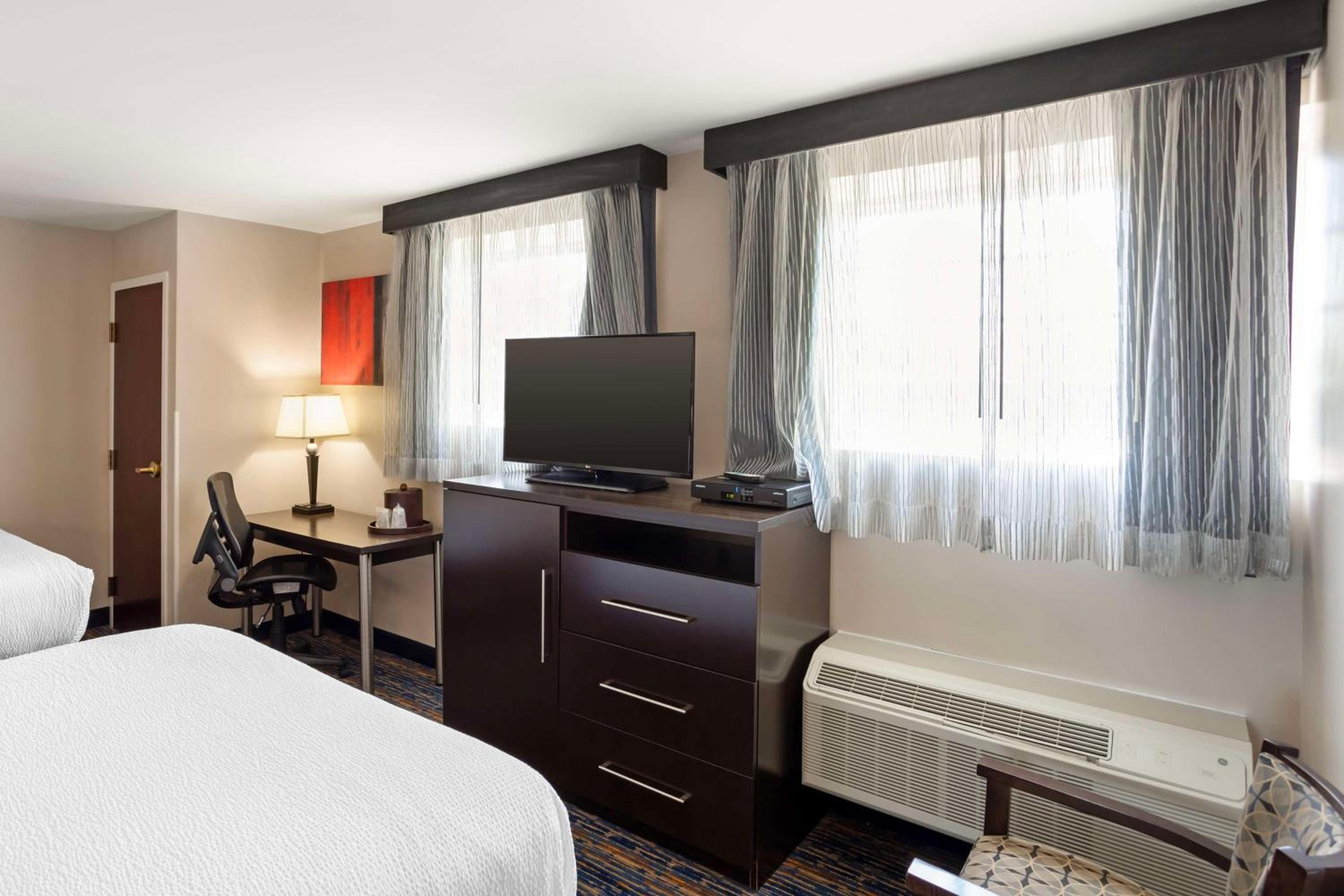 Queen Room with Two Queen Beds - Disability Access/Non-Smoking - Photo 3