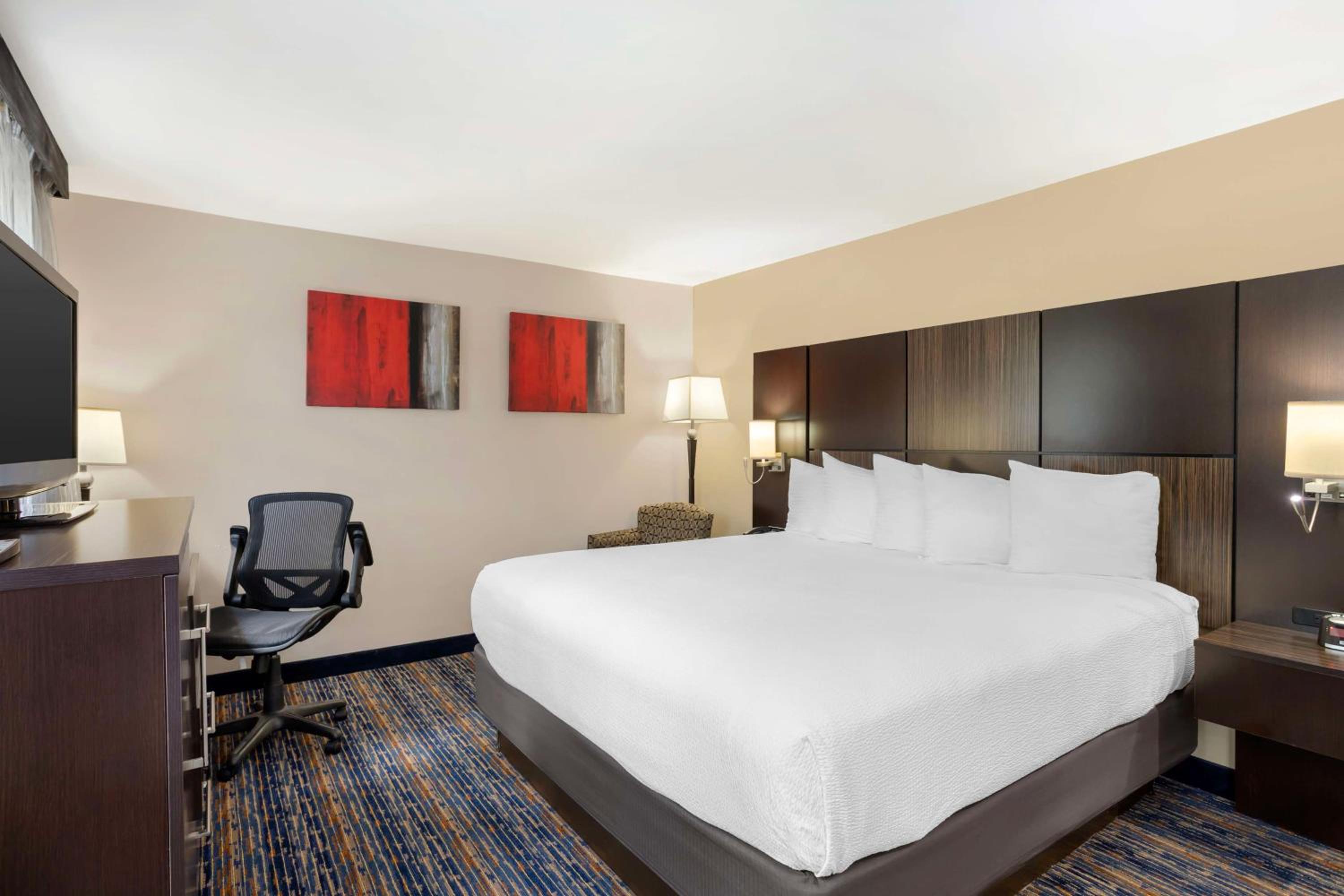 King Room - Non-Smoking - Photo 5