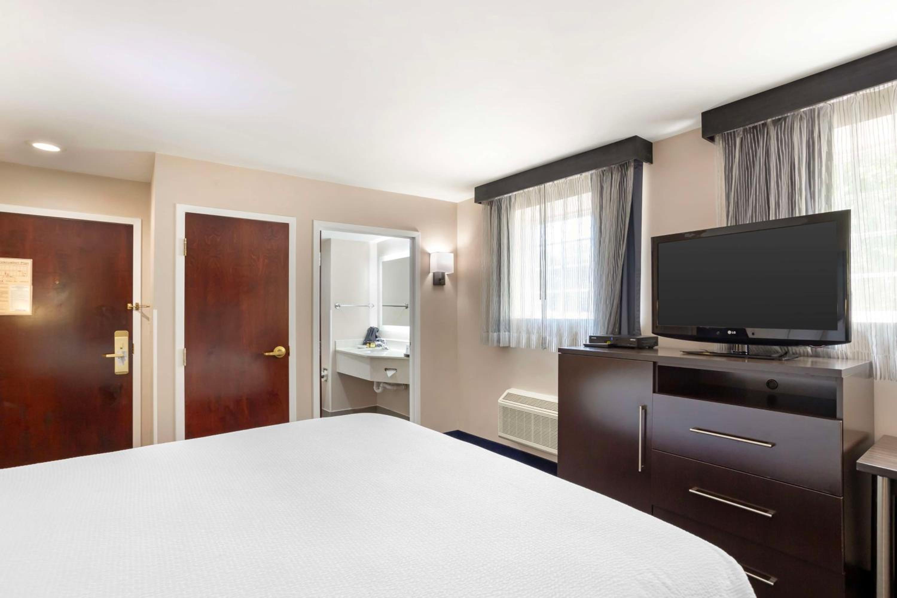 King Room - Non-Smoking - Photo 3