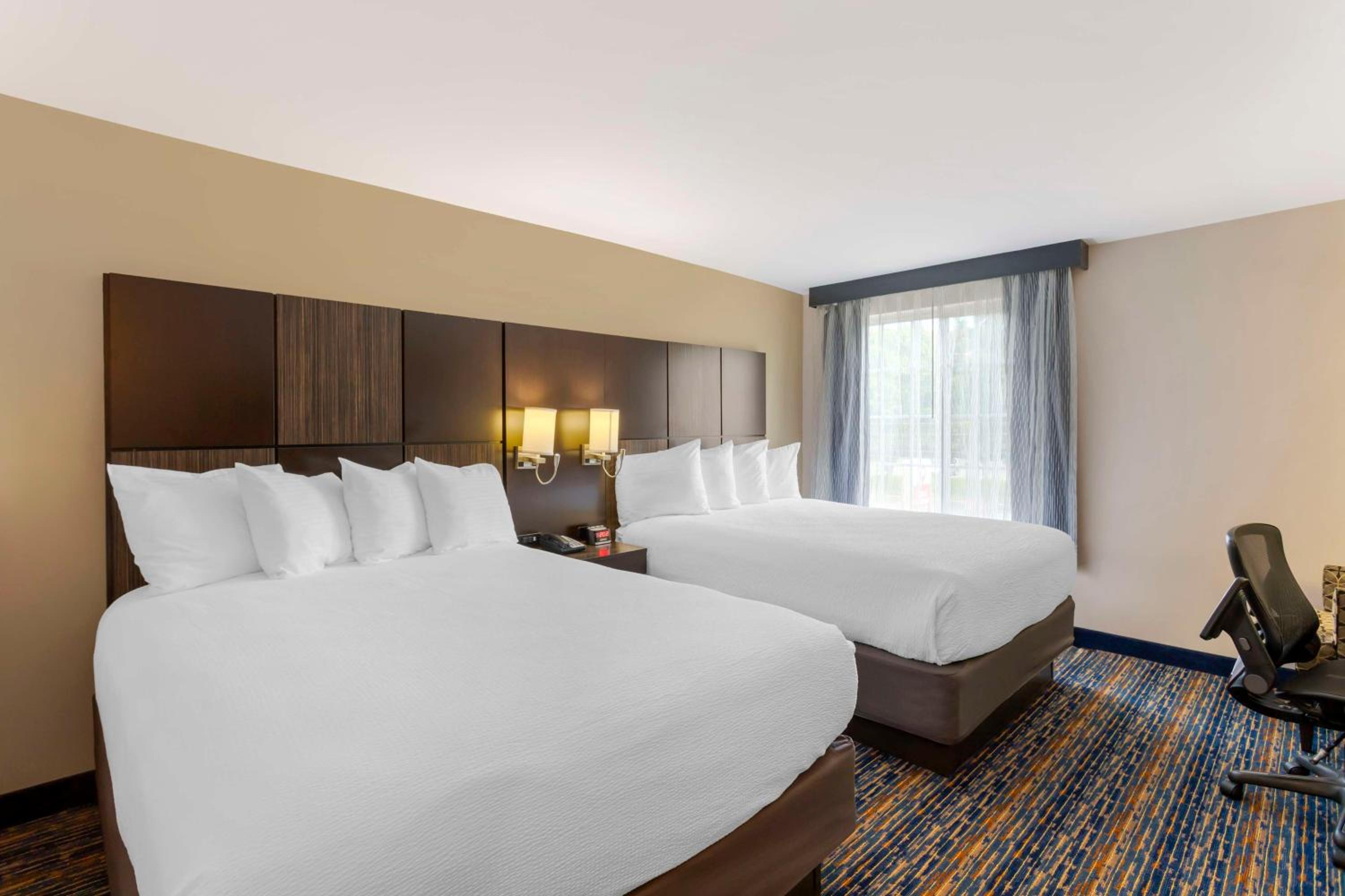 Queen Room with Two Queen Beds - Non-Smoking - Photo 3