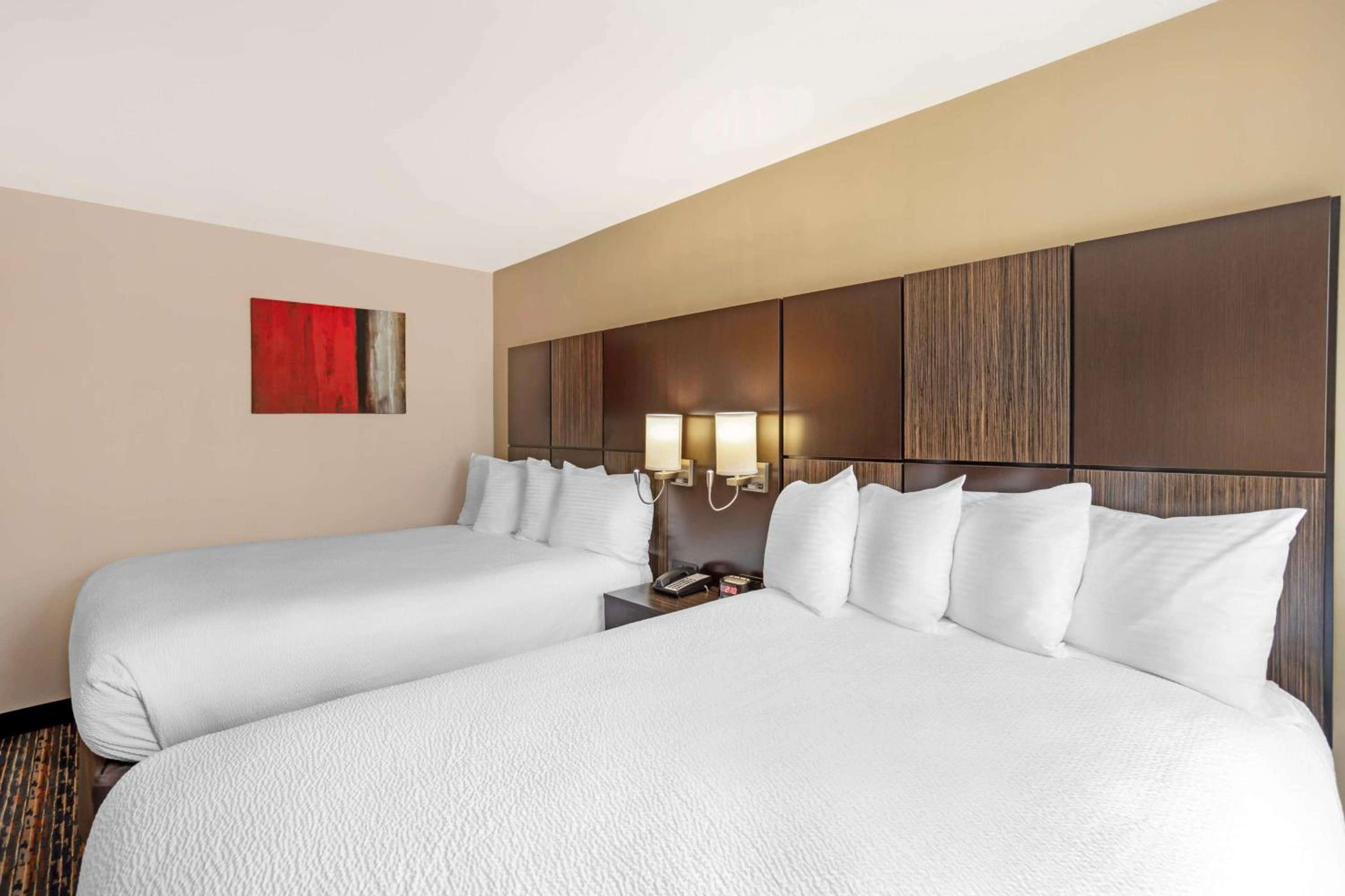 Queen Room with Two Queen Beds - Non-Smoking - Photo 2
