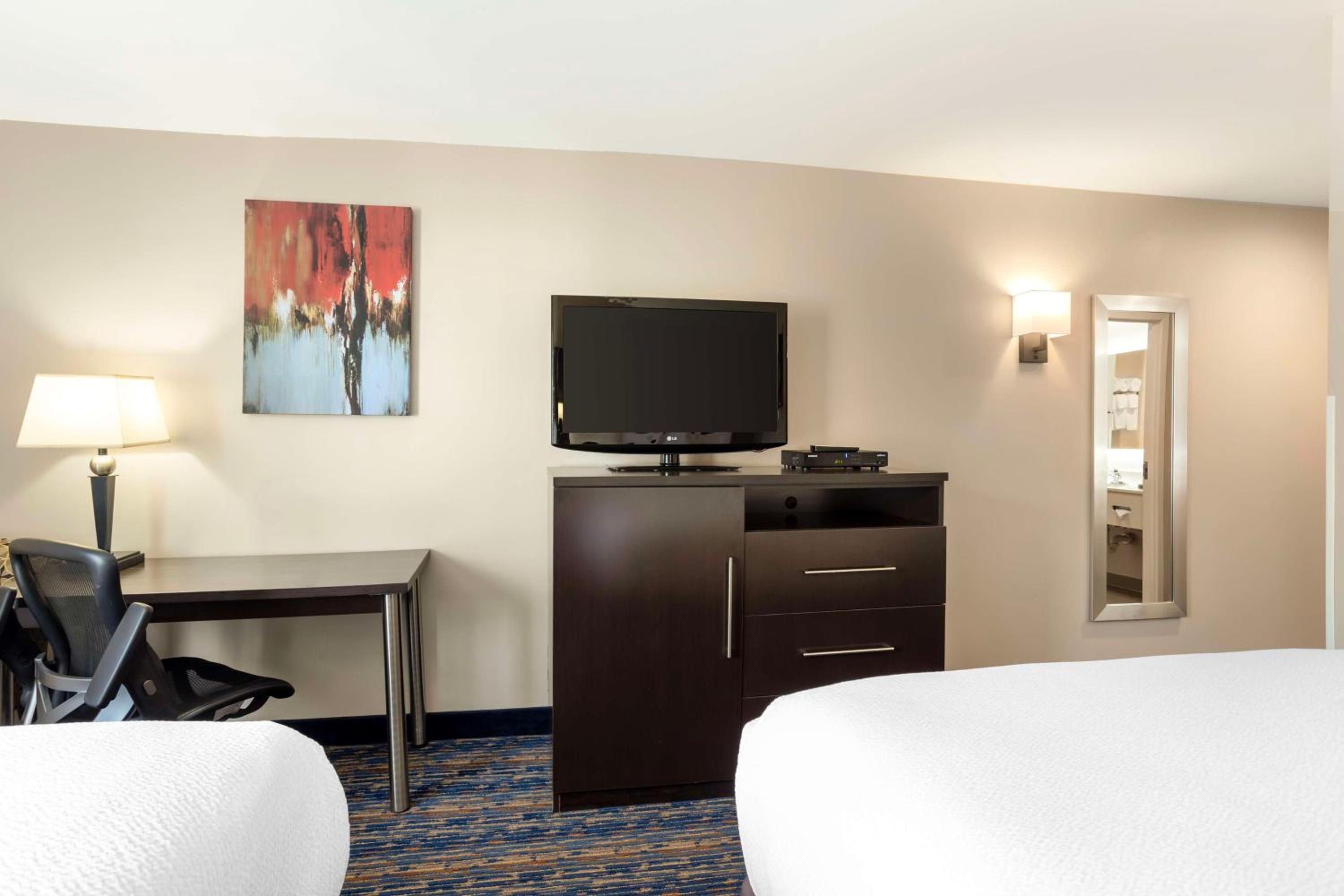 Queen Room with Two Queen Beds - Non-Smoking - Photo 1