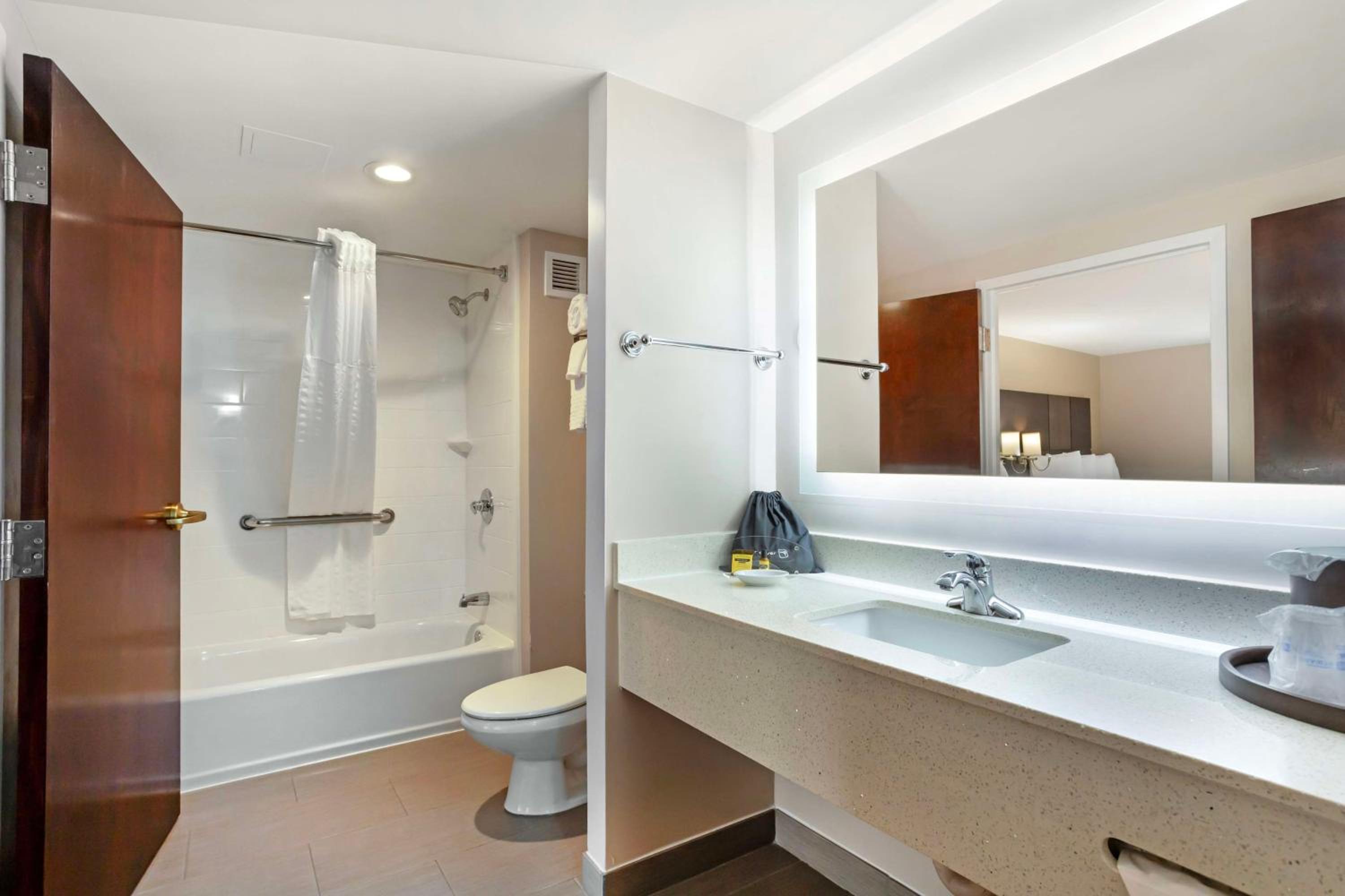 Queen Suite with Two Queen Beds - Non-Smoking - Photo 5