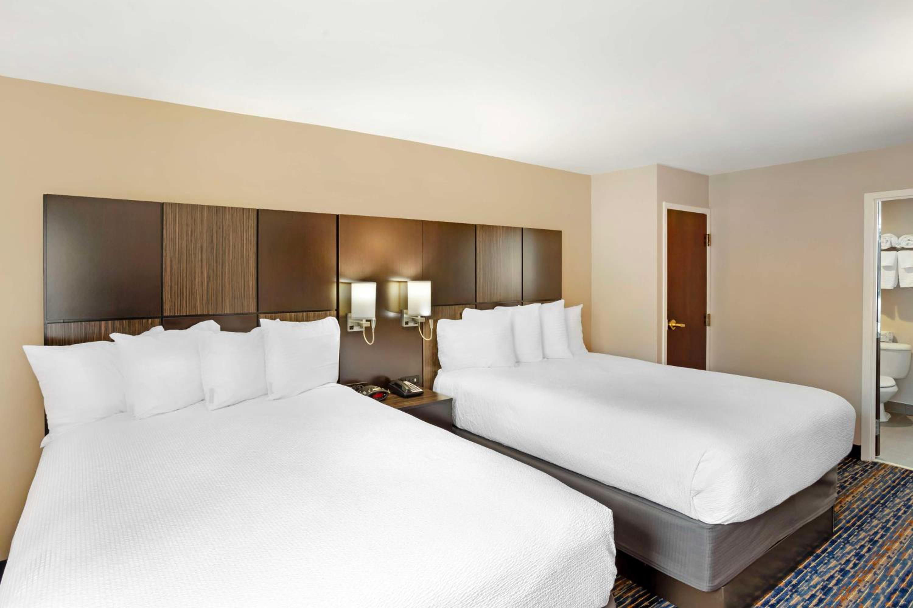 Queen Suite with Two Queen Beds - Non-Smoking - Photo 2