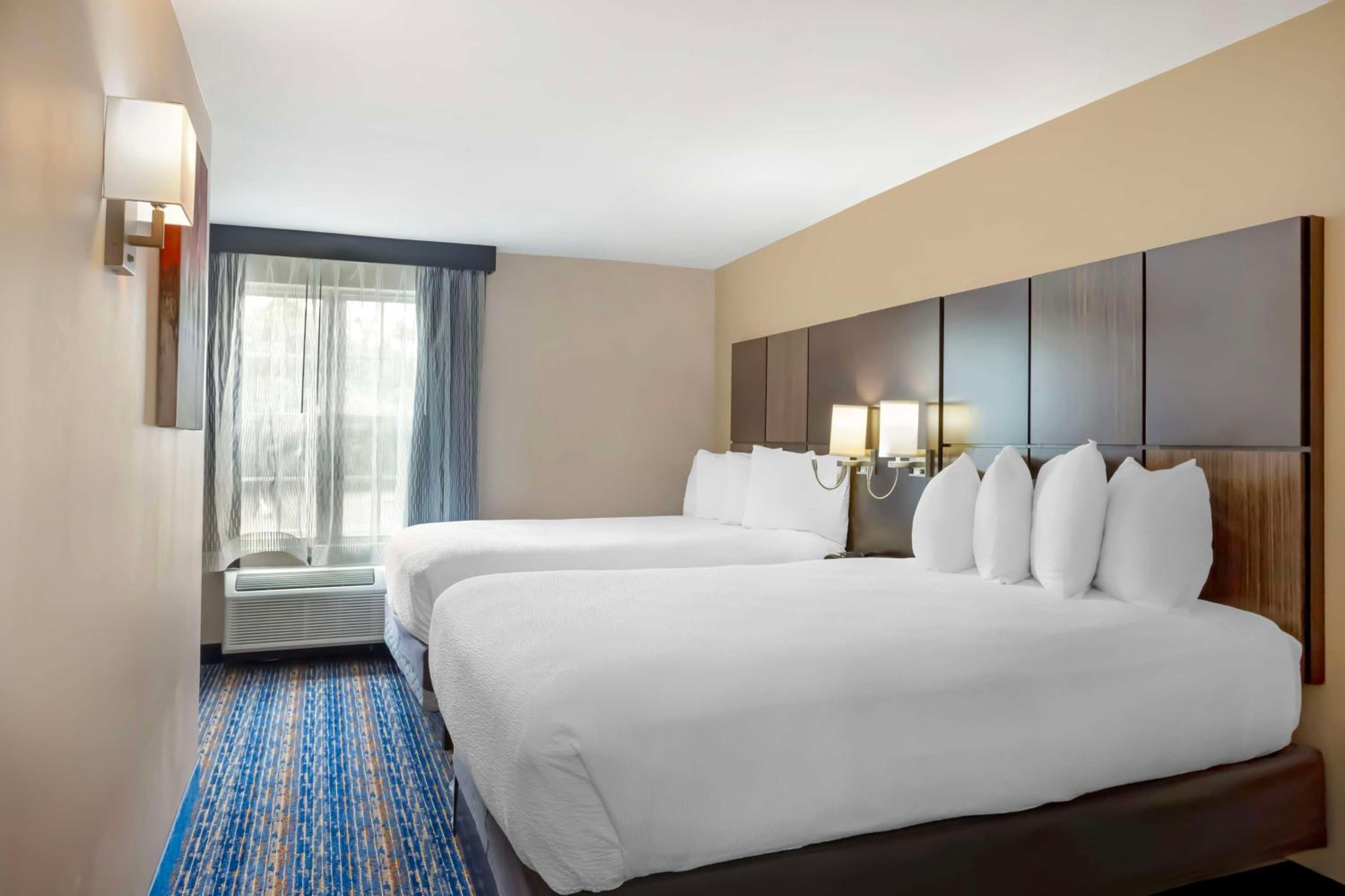 Queen Suite with Two Queen Beds - Non-Smoking - Photo 3