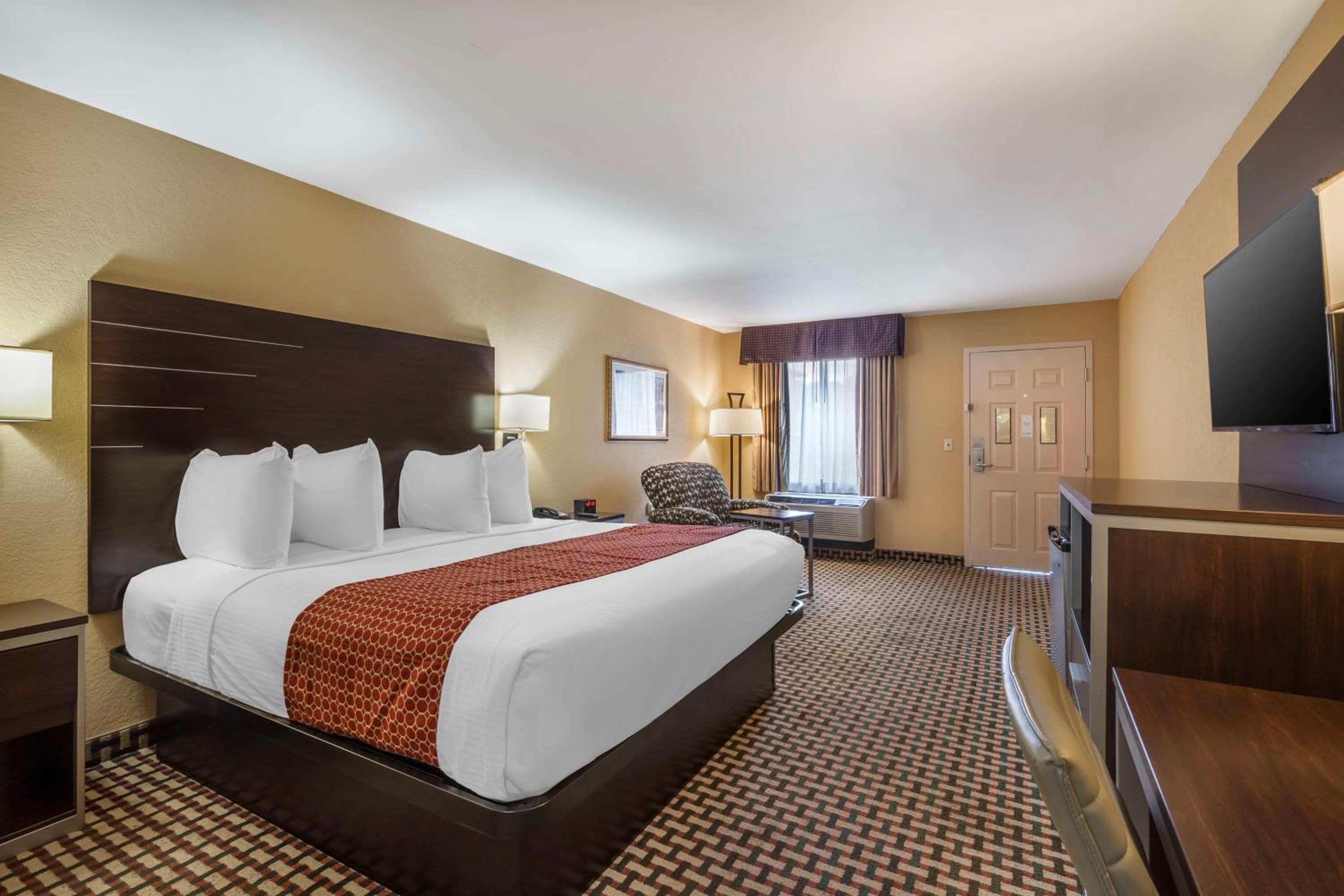 King Room - Non-Smoking - Photo 4