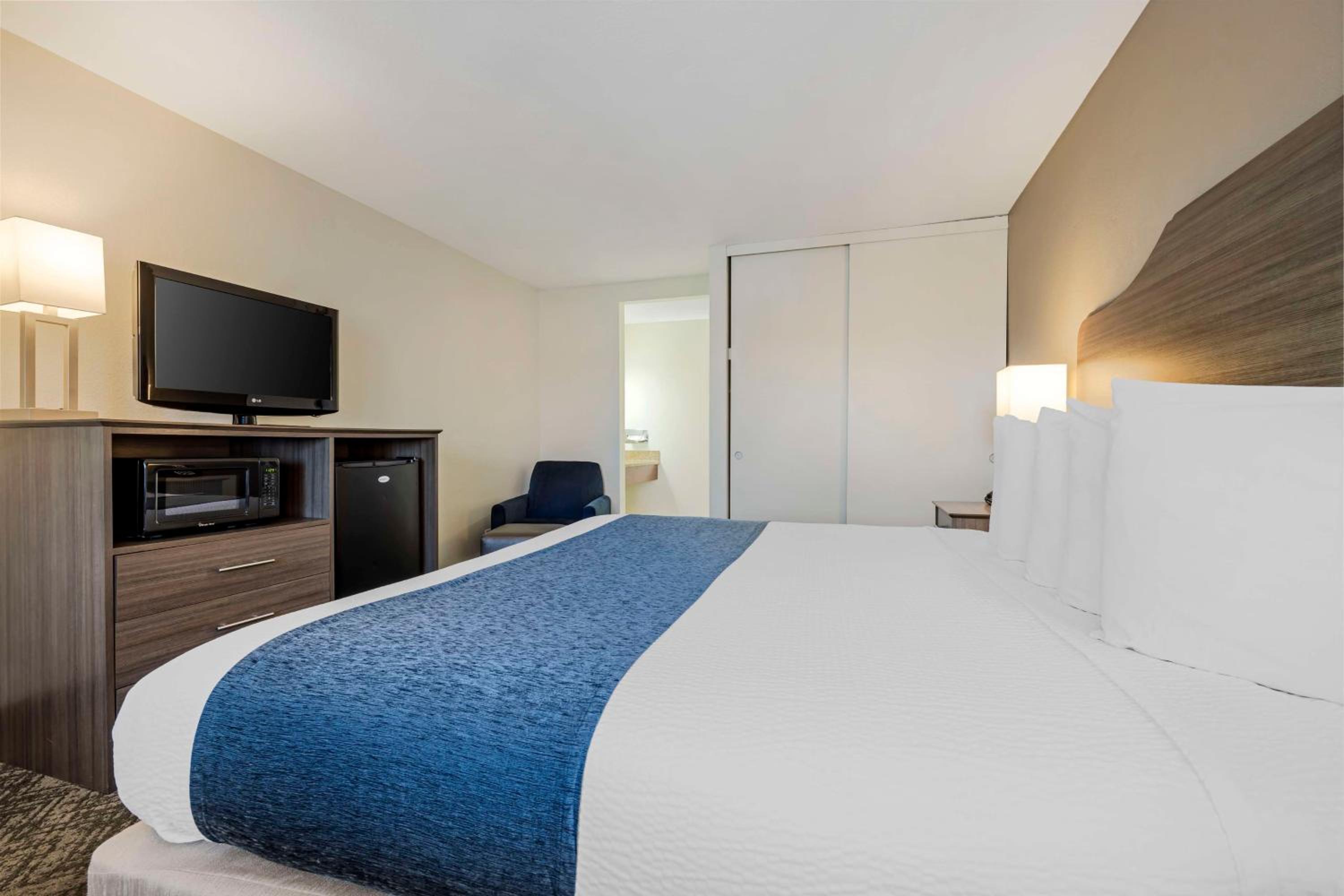 King Room - Non-Smoking - Photo 1