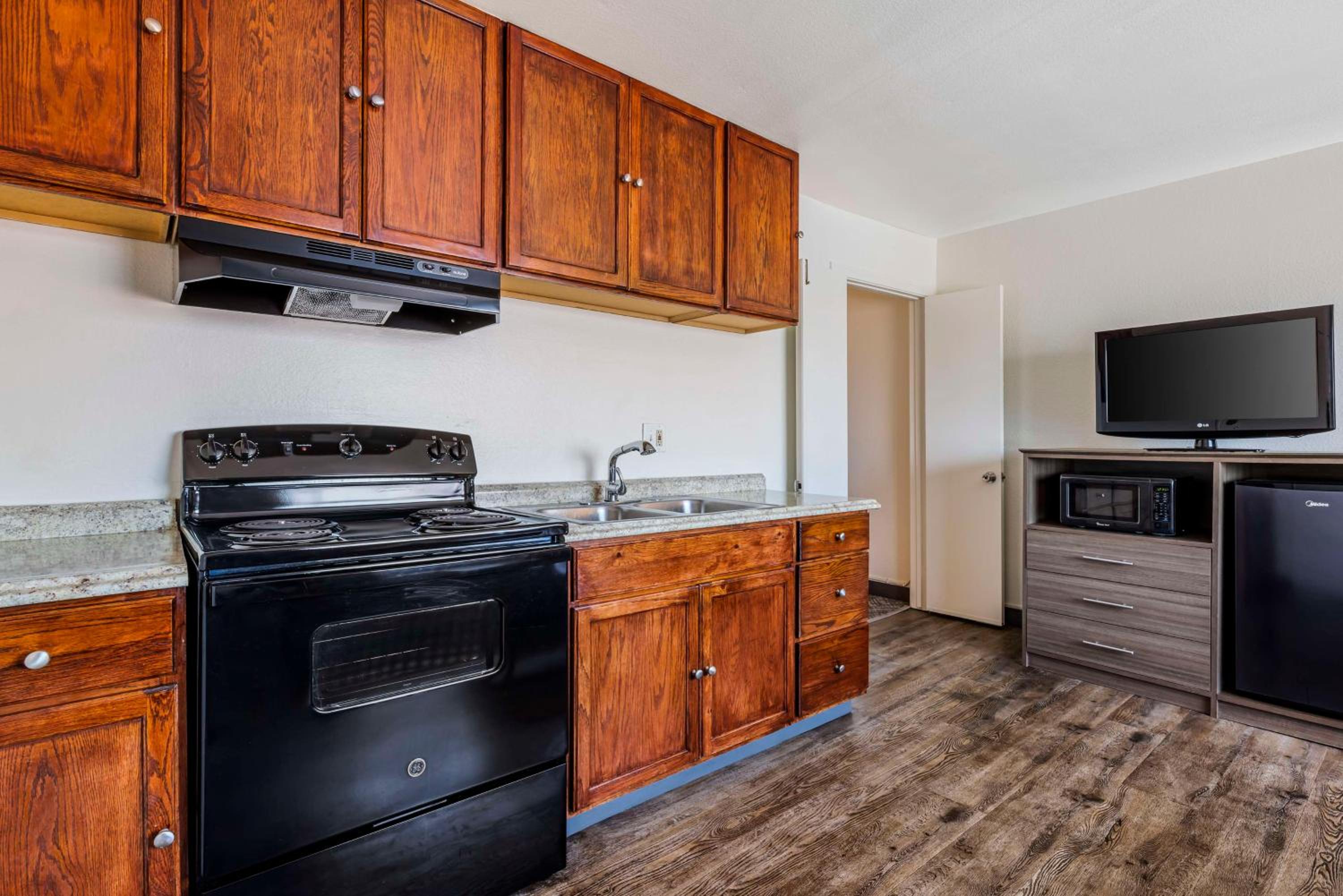 King Suite with Sofa Bed and Kitchenette - Non-Smoking - Photo 3