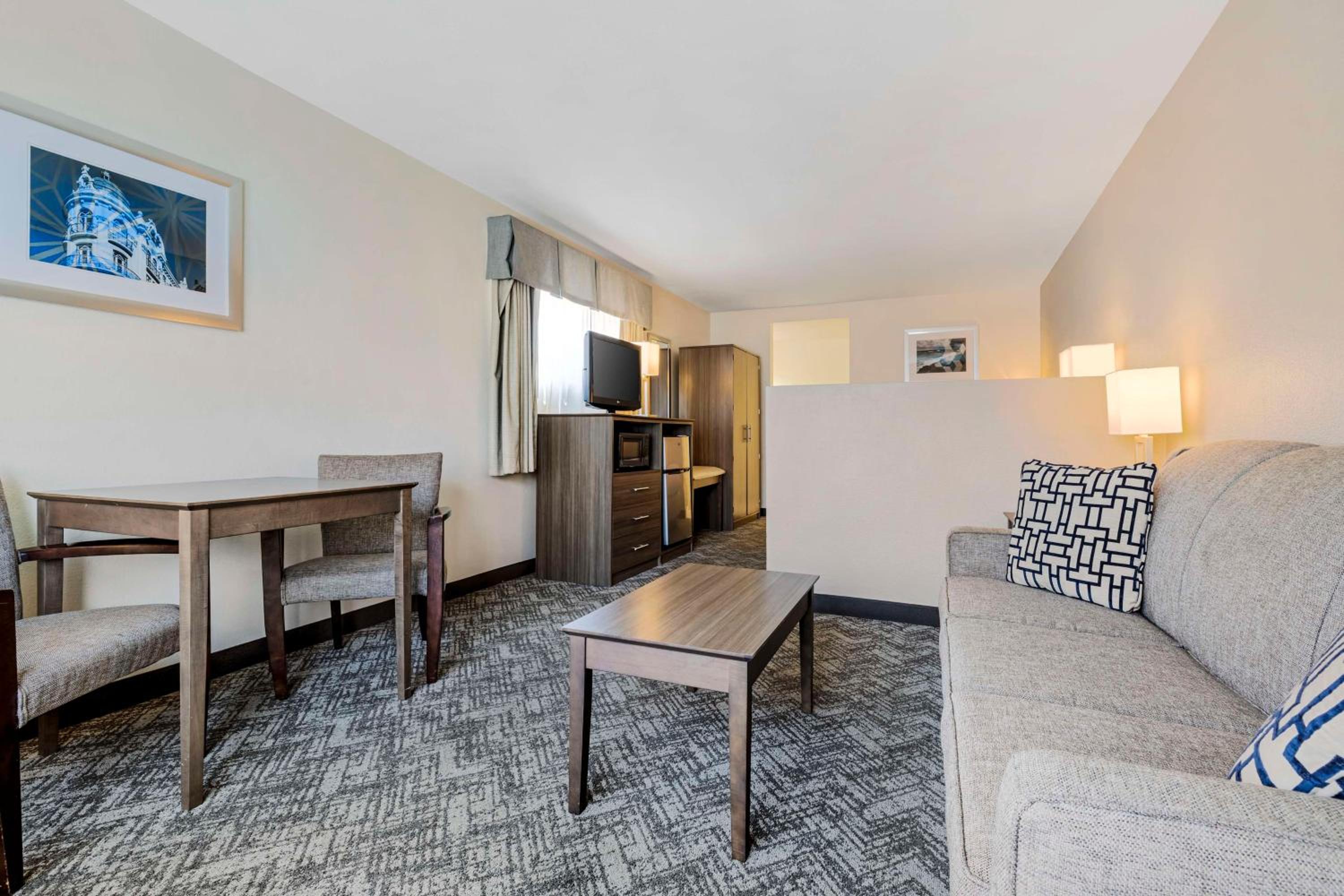 King Suite with Sofa Bed - Non-Smoking - Photo 2