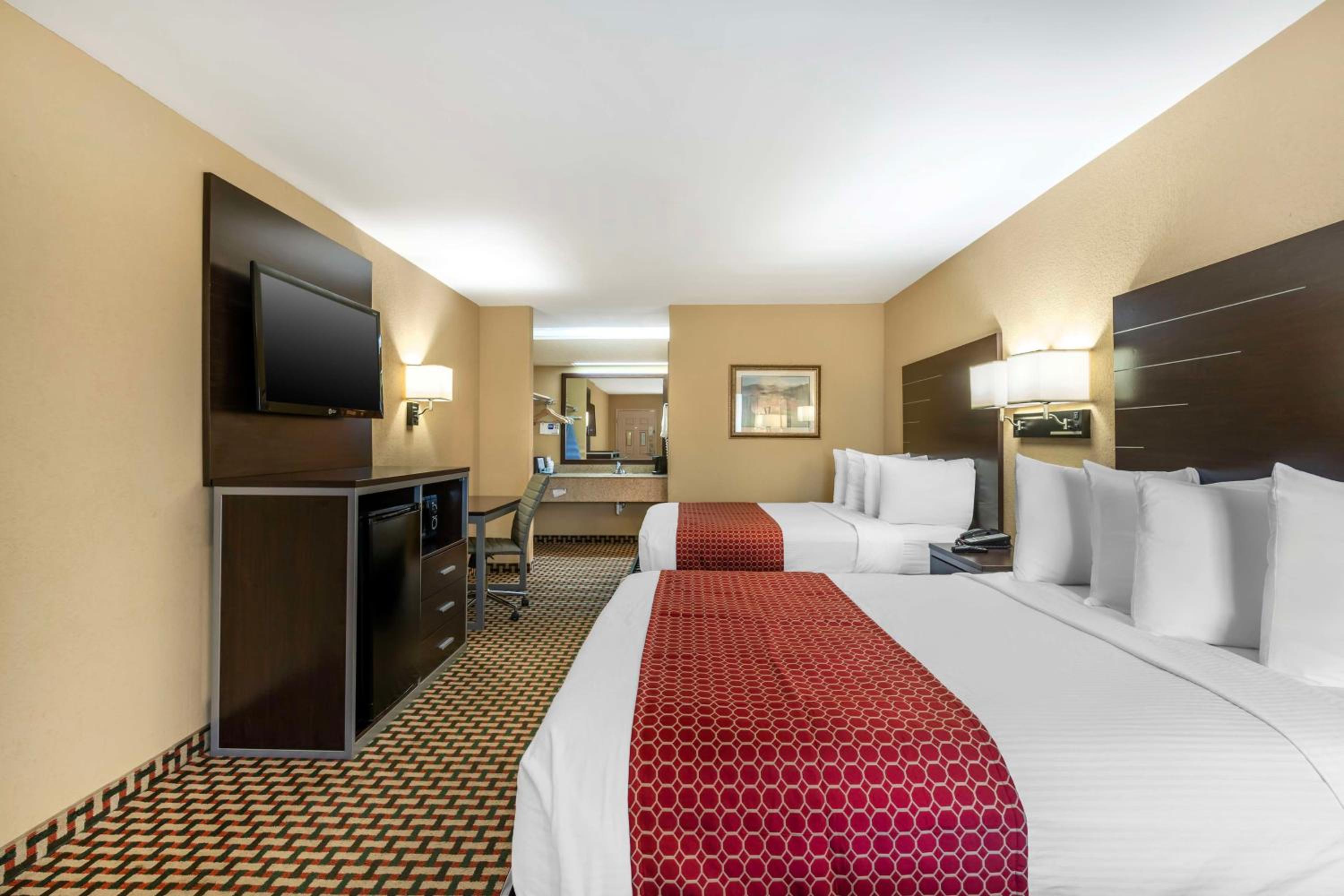Queen Room with Two Queen Beds - Non-Smoking - Photo 1