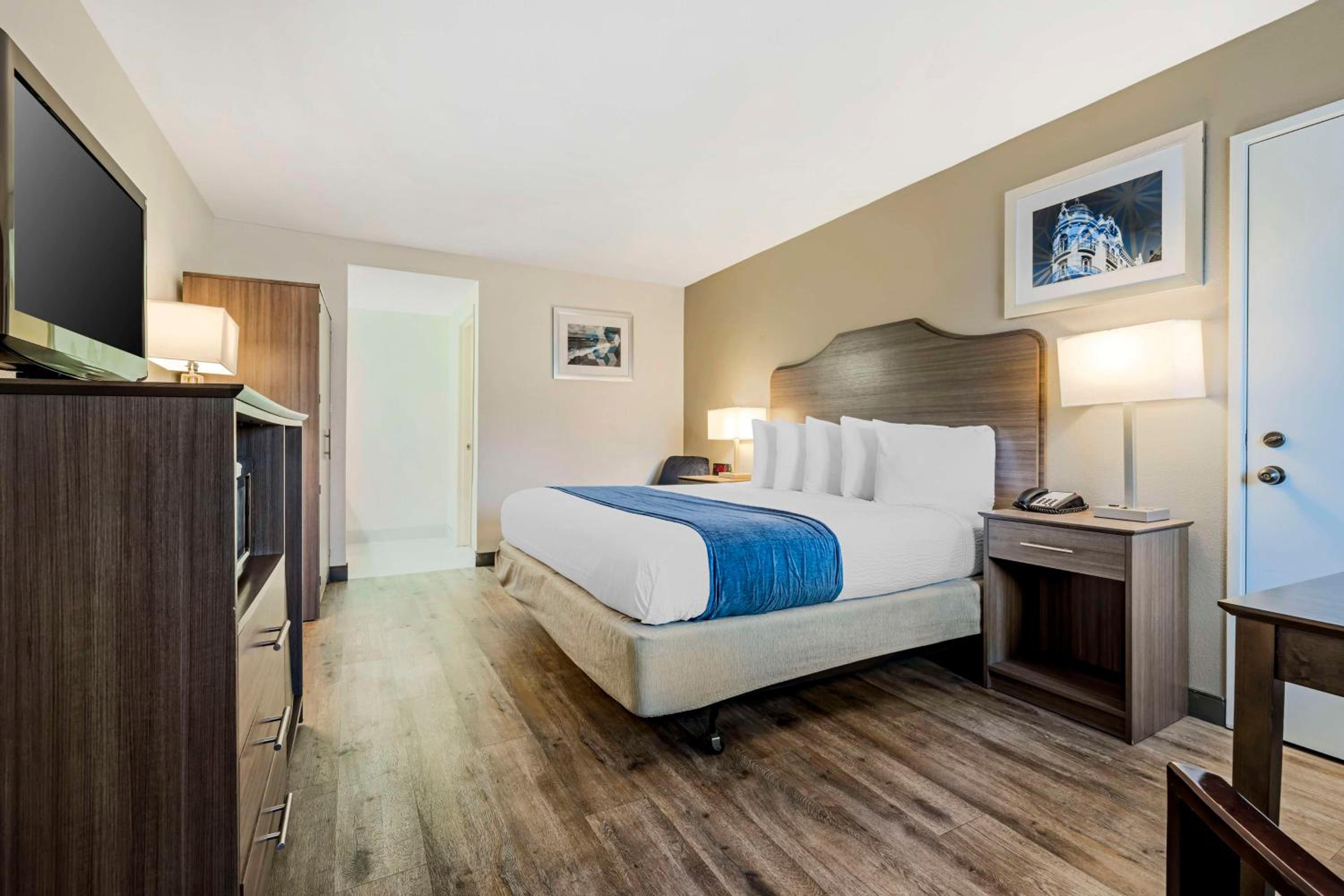 King Room - Non-Smoking - Photo 2