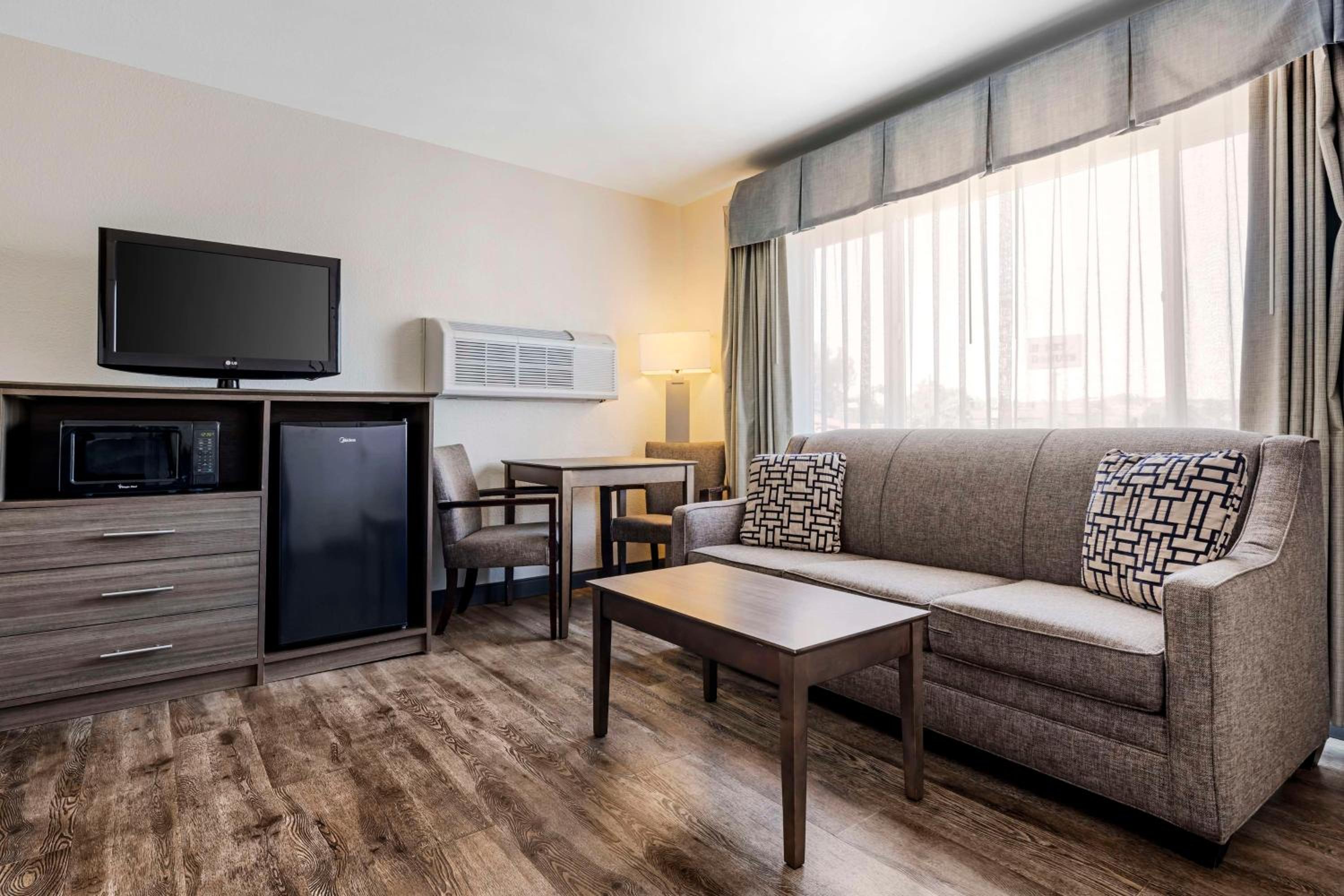 King Suite with Sofa Bed and Kitchenette - Non-Smoking - Photo 1