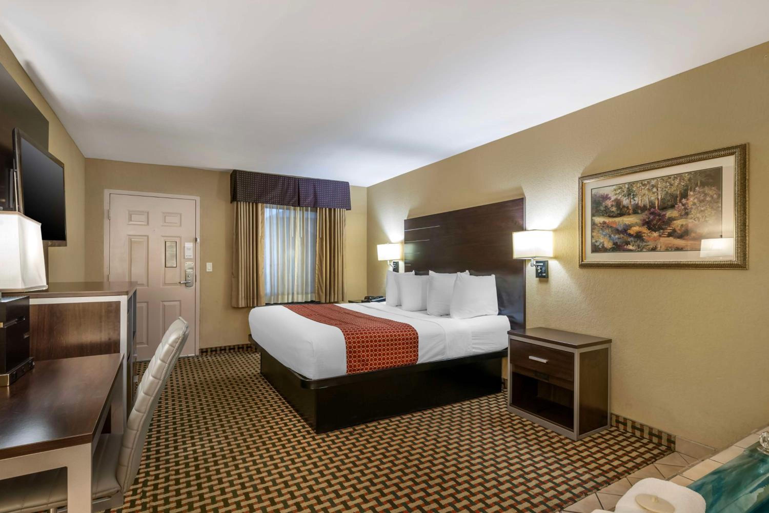 King Room with Spa Bath - Smoking - Photo 2