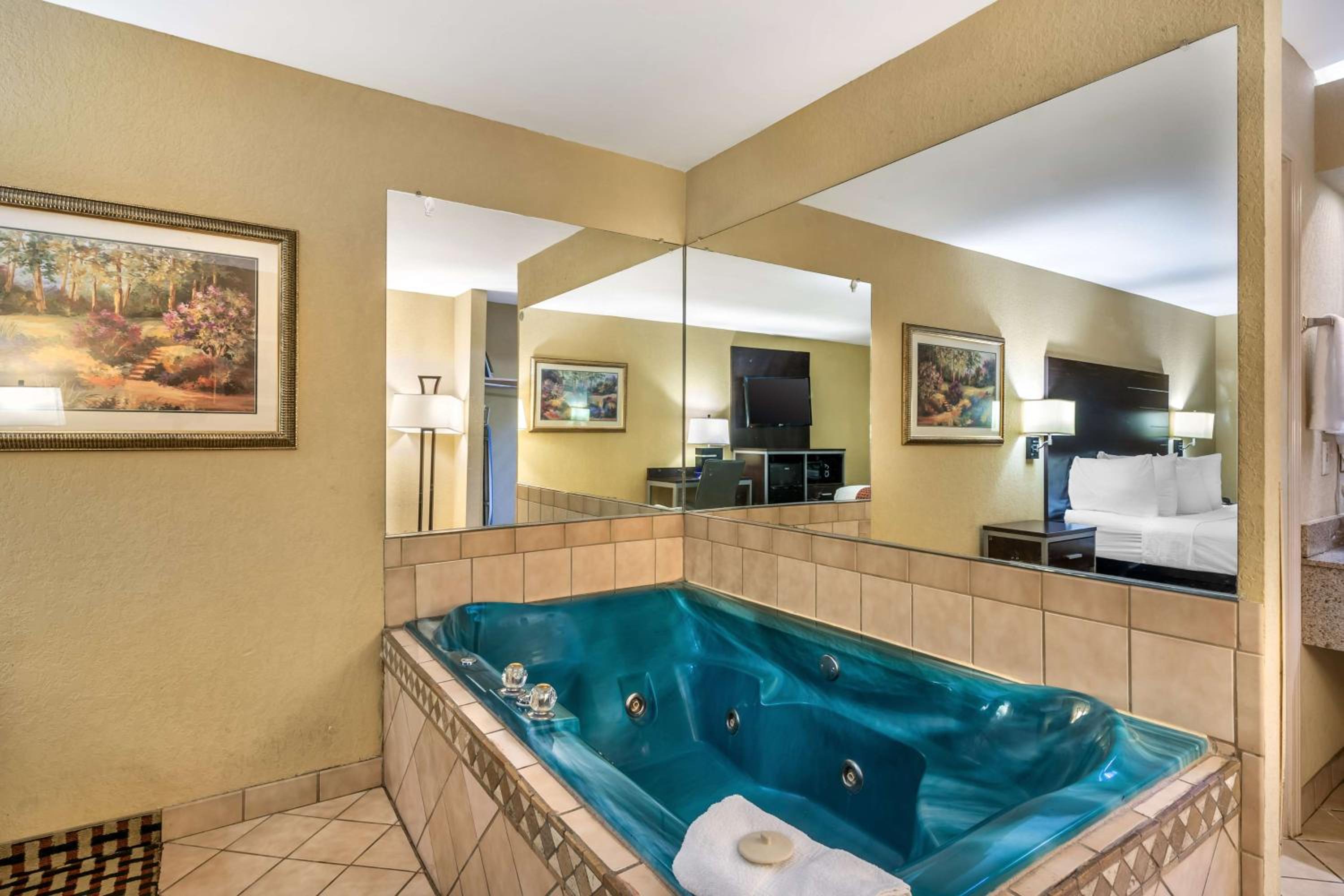 King Room with Spa Bath - Smoking - Photo 4