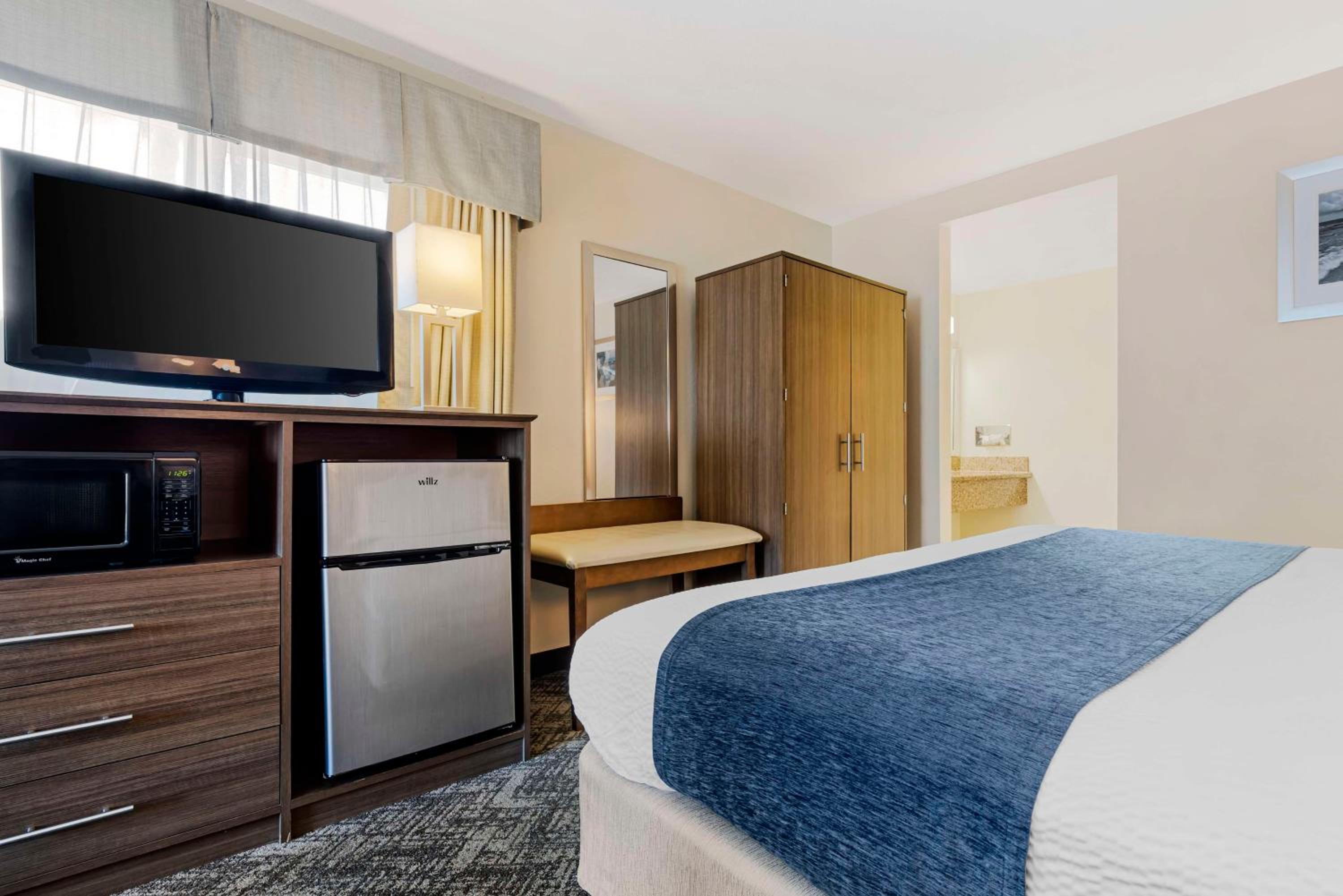 King Suite with Sofa Bed - Non-Smoking - Photo 3