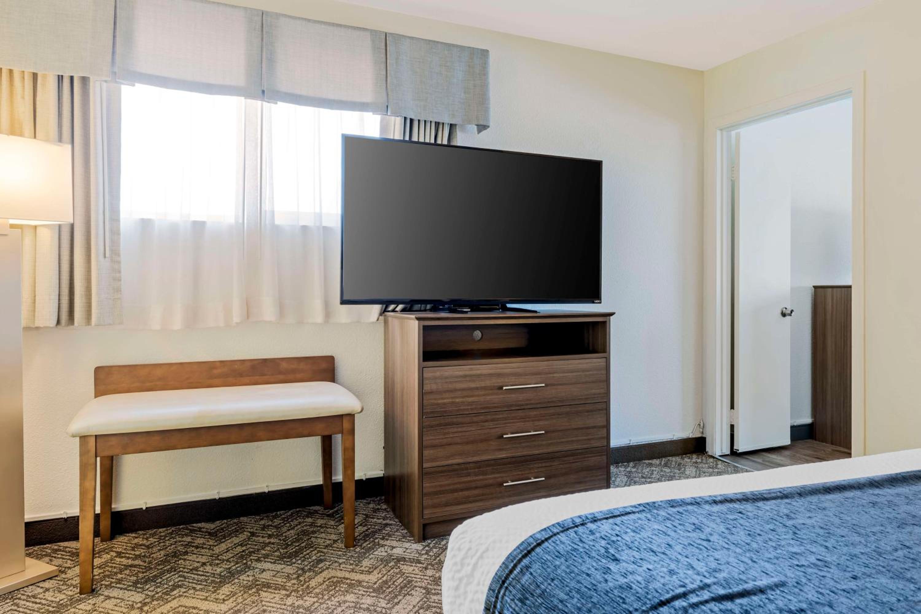 King Suite with Sofa Bed and Kitchenette - Non-Smoking - Photo 2