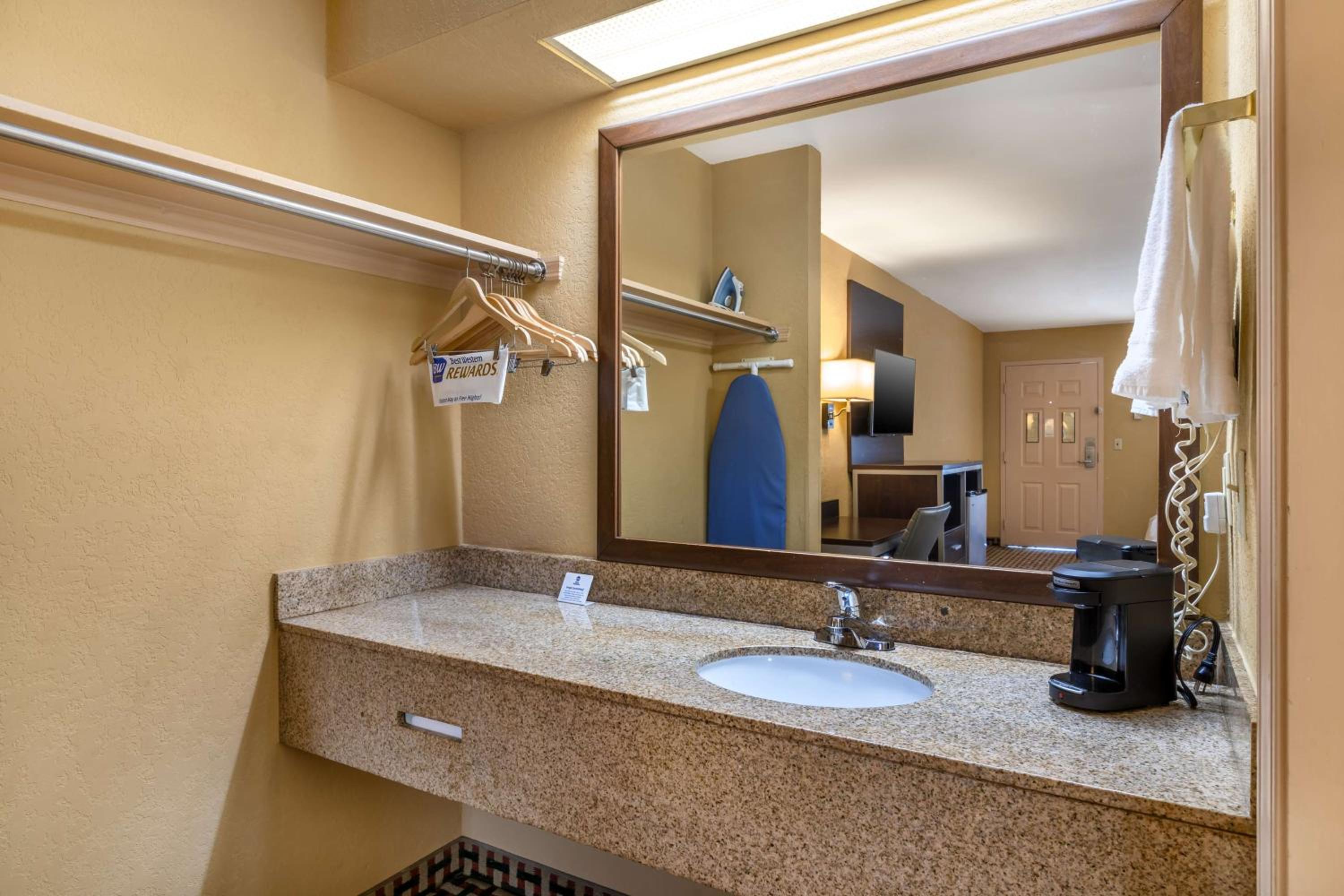King Room - Non-Smoking - Photo 3