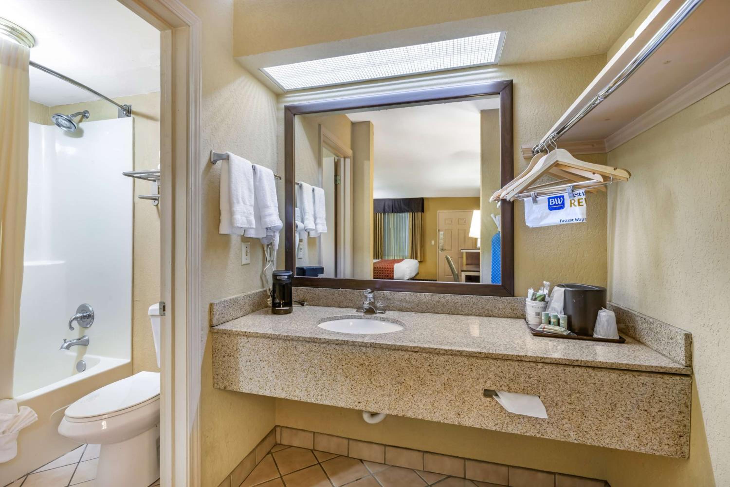 King Room with Spa Bath - Smoking - Photo 3