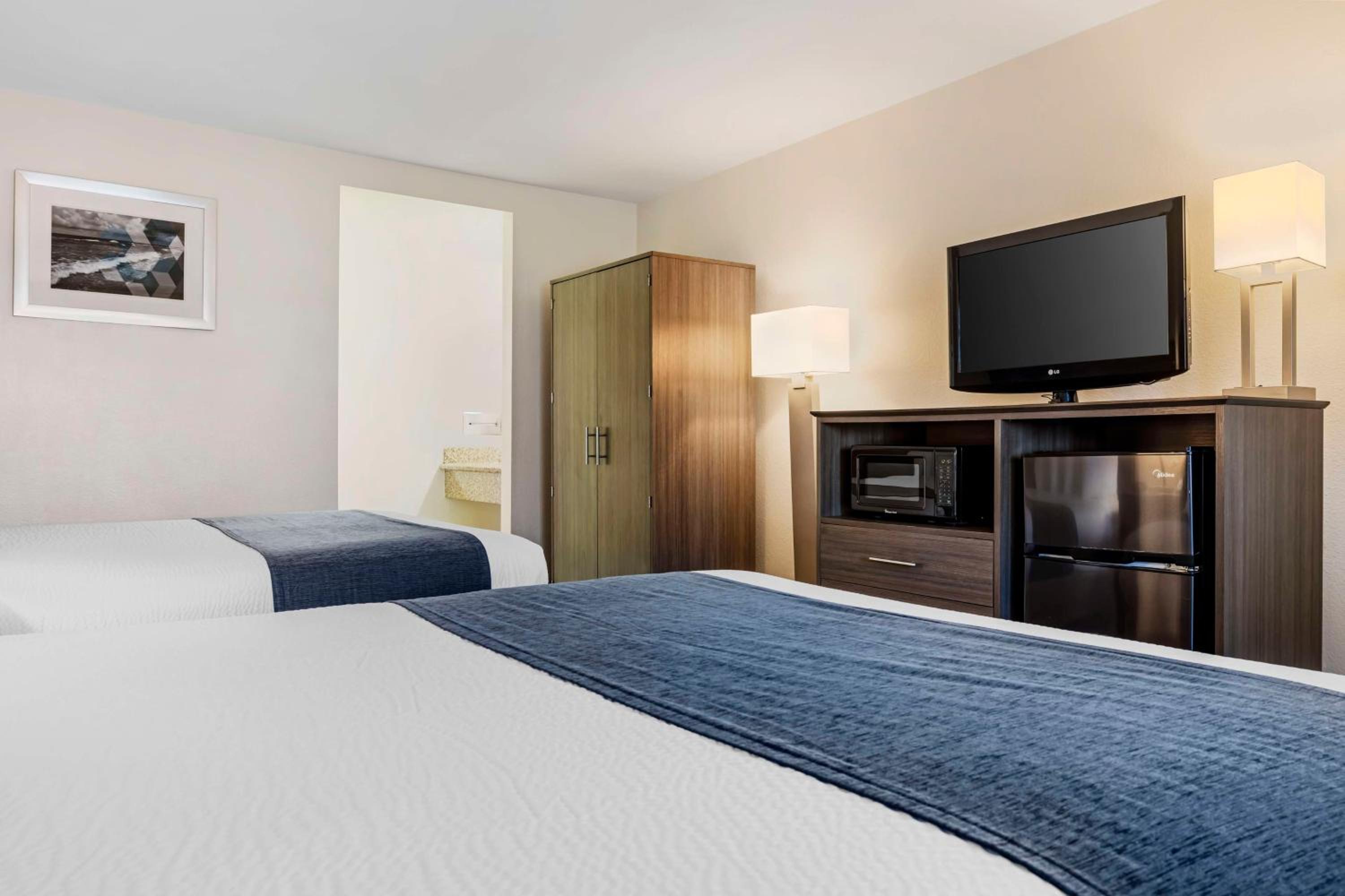 Queen Room with Two Queen Beds - Non-Smoking - Photo 3