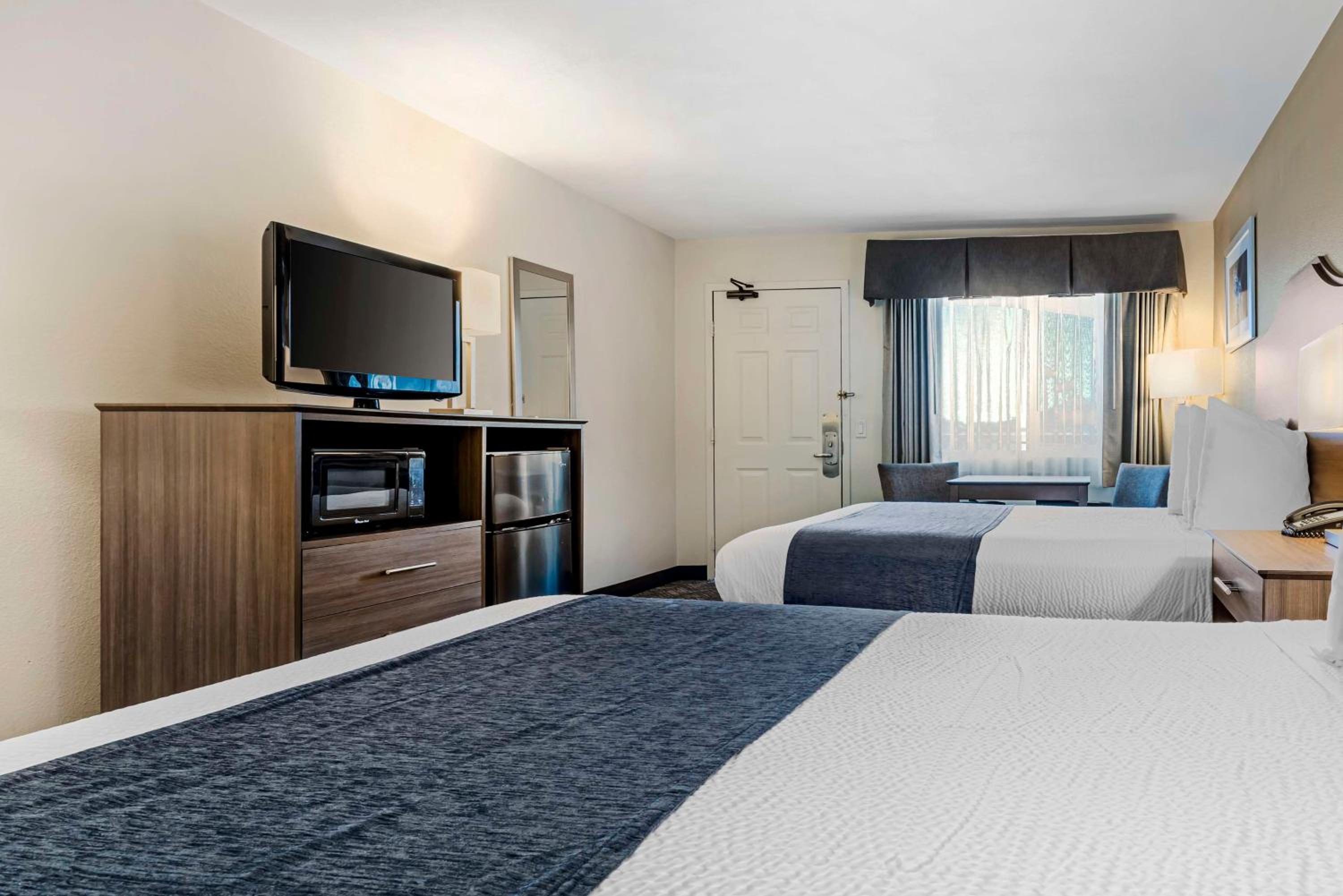 Queen Room with Two Queen Beds - Non-Smoking - Photo 2
