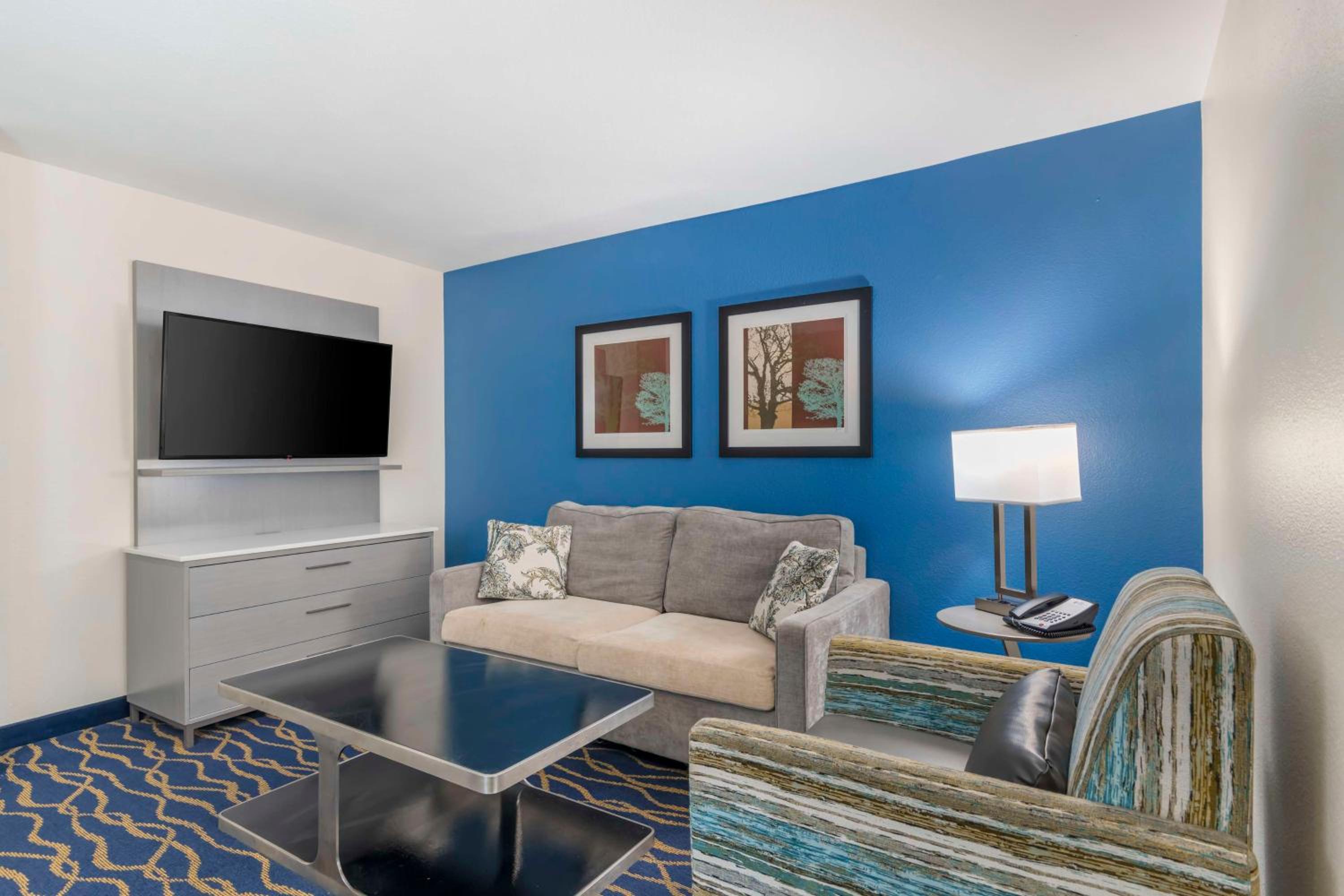 King Suite - Non-Smoking - Photo 1