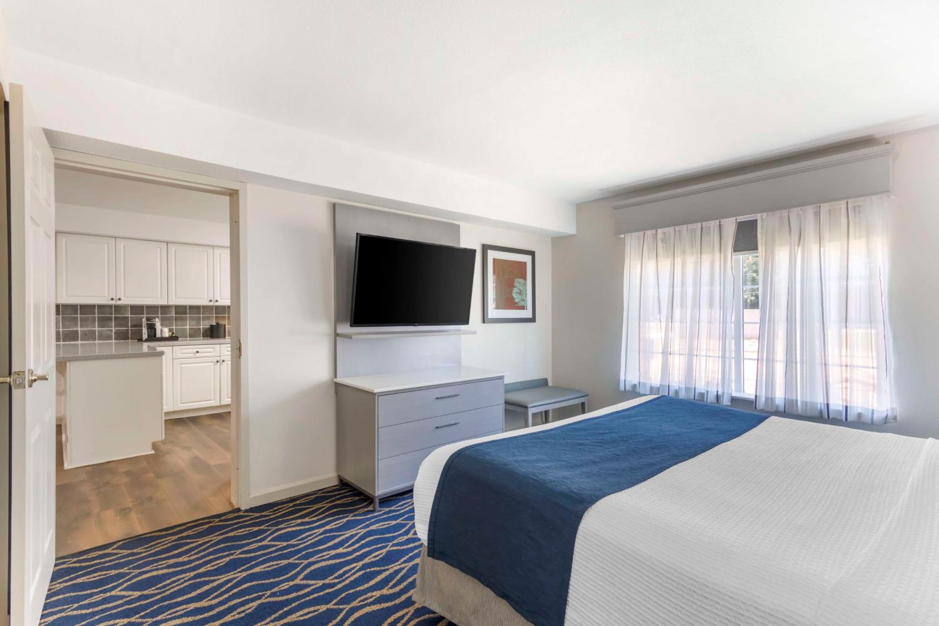 King Suite with Kitchen - Non-Smoking - Photo 4