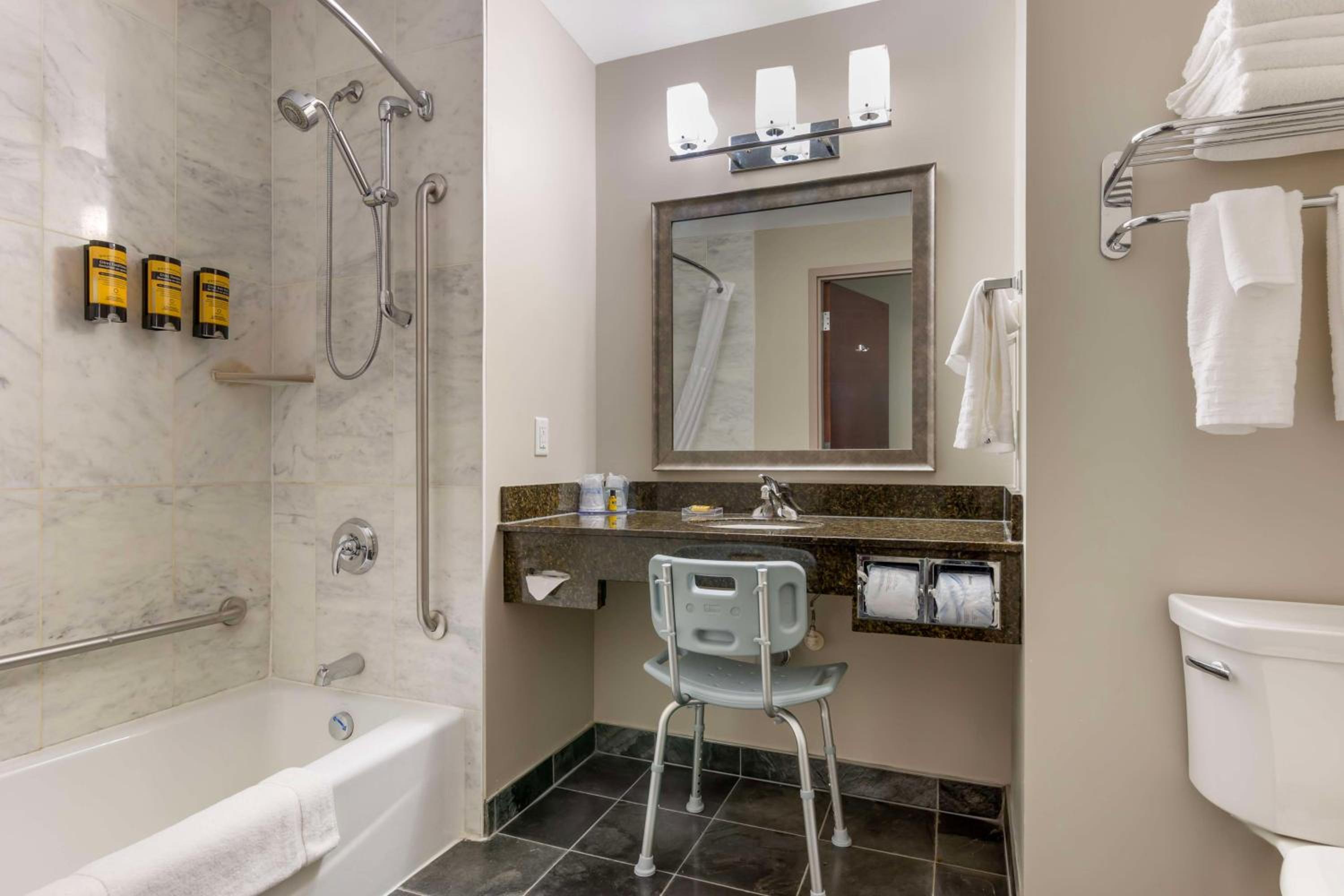 Queen Room with Two Queen Beds and Bath Tub - Disability Access/Non-Smoking  photo 2