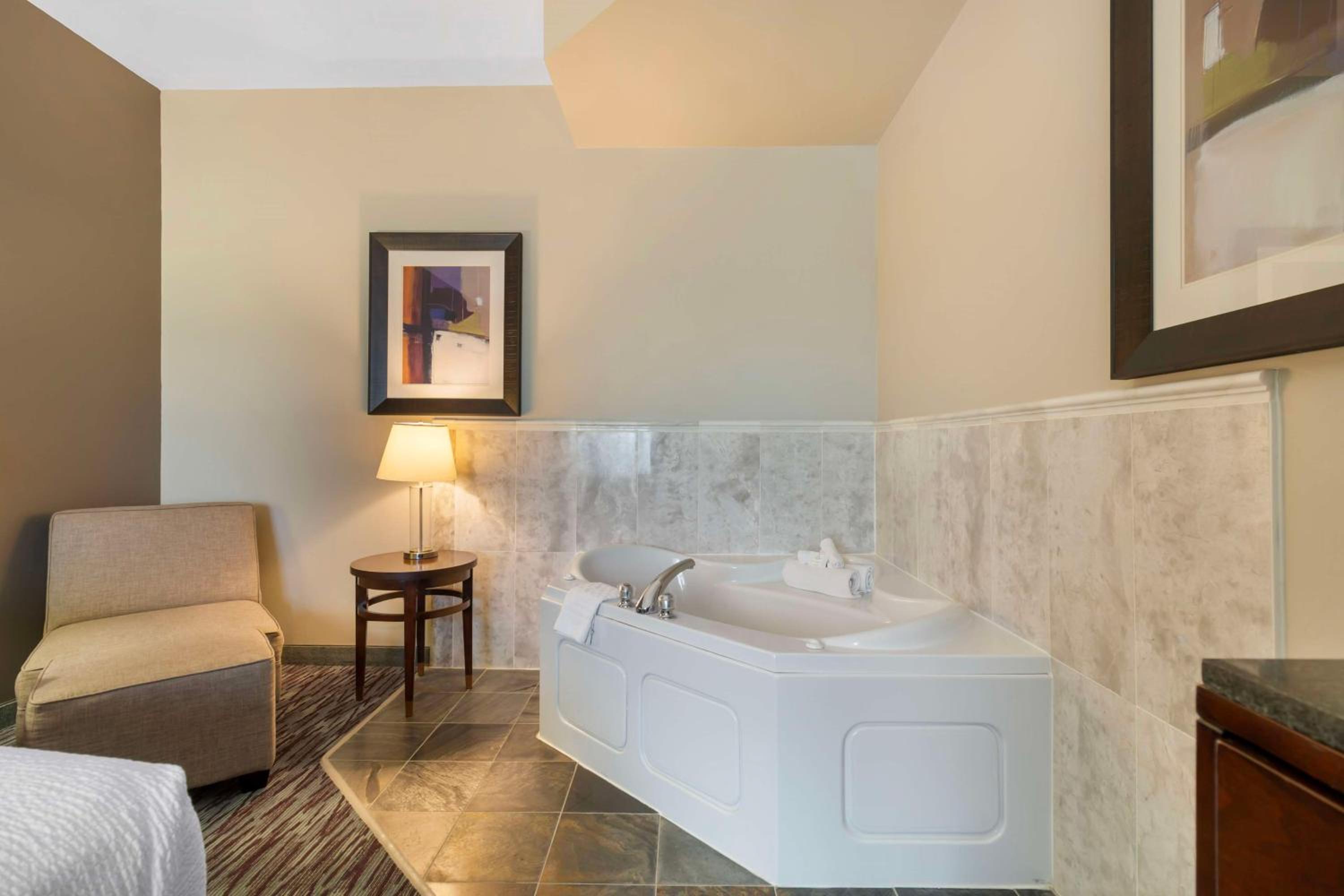 King Suite with Whirlpool - Non-Smoking photo 3