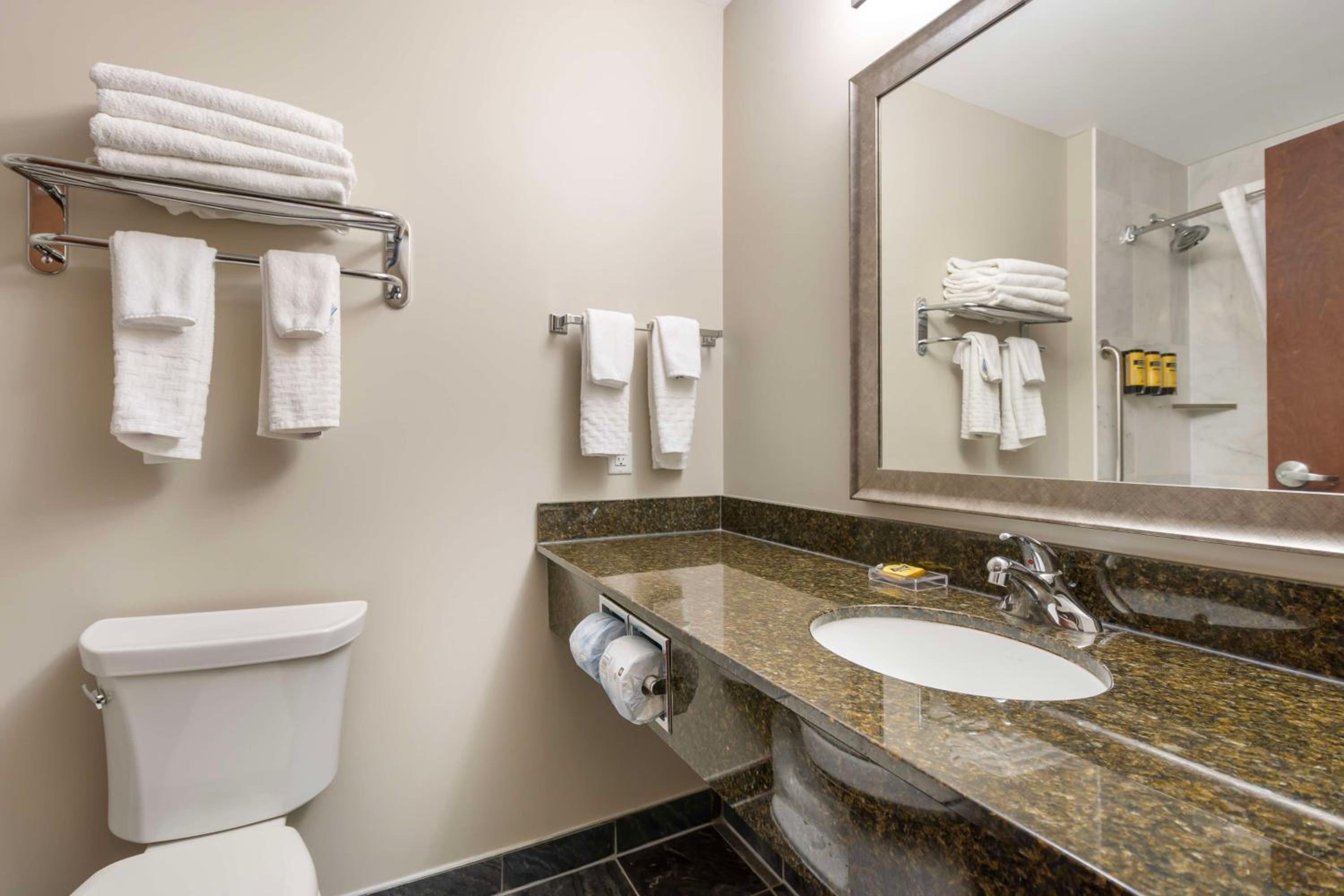 King Suite with Whirlpool - Non-Smoking photo 2