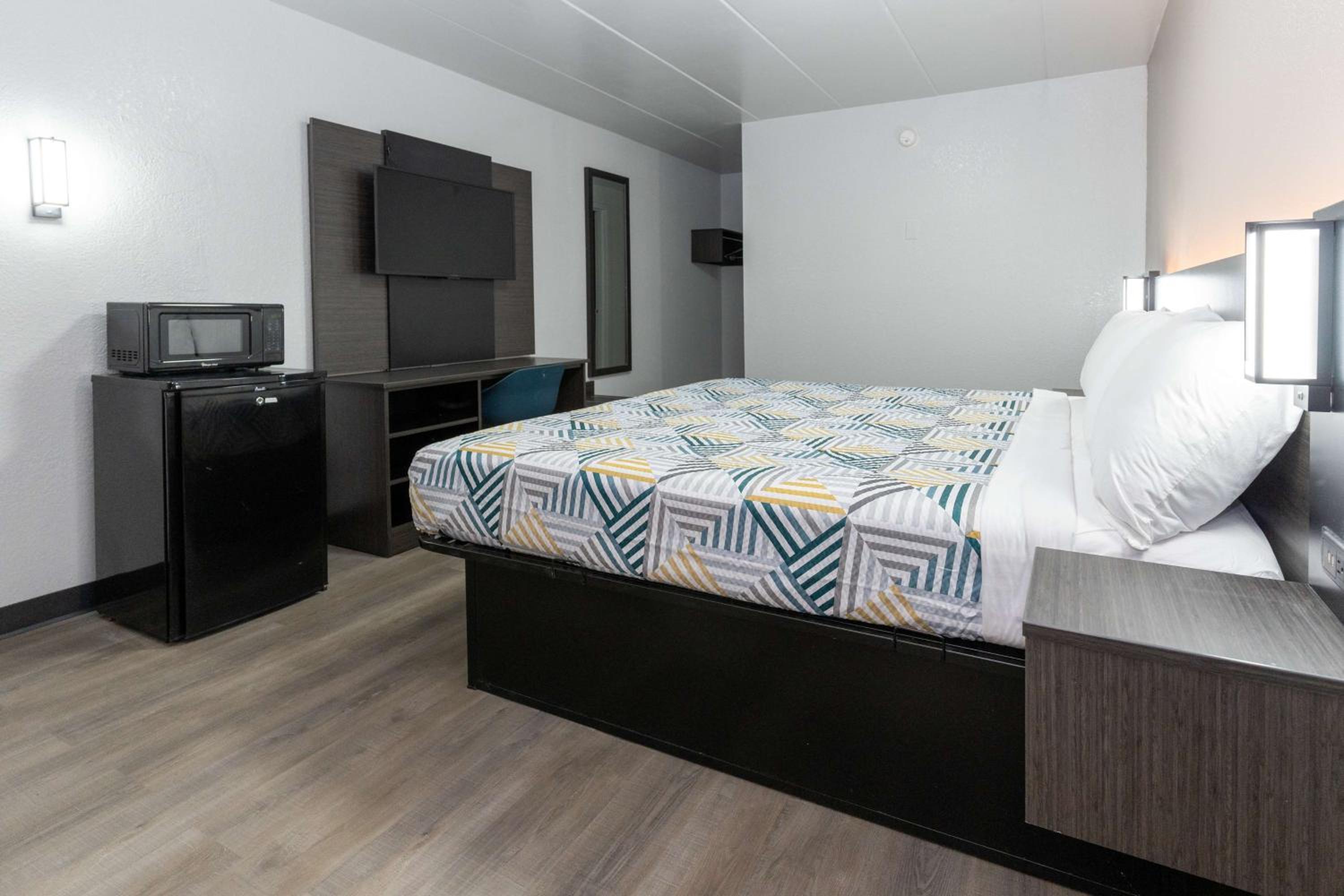 Deluxe King Room - Non-Smoking - Photo 4