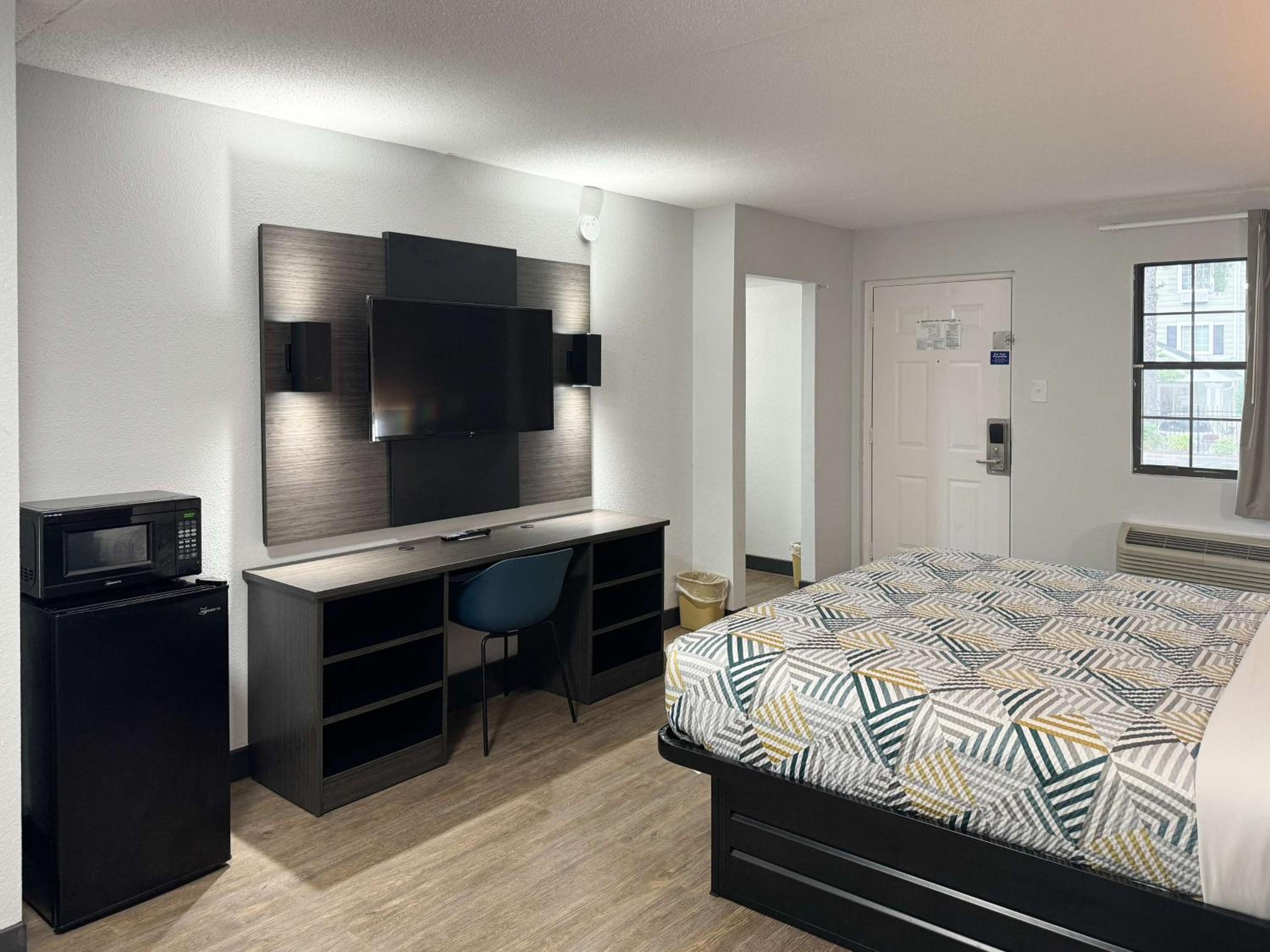 King Room - Non-Smoking - Photo 2