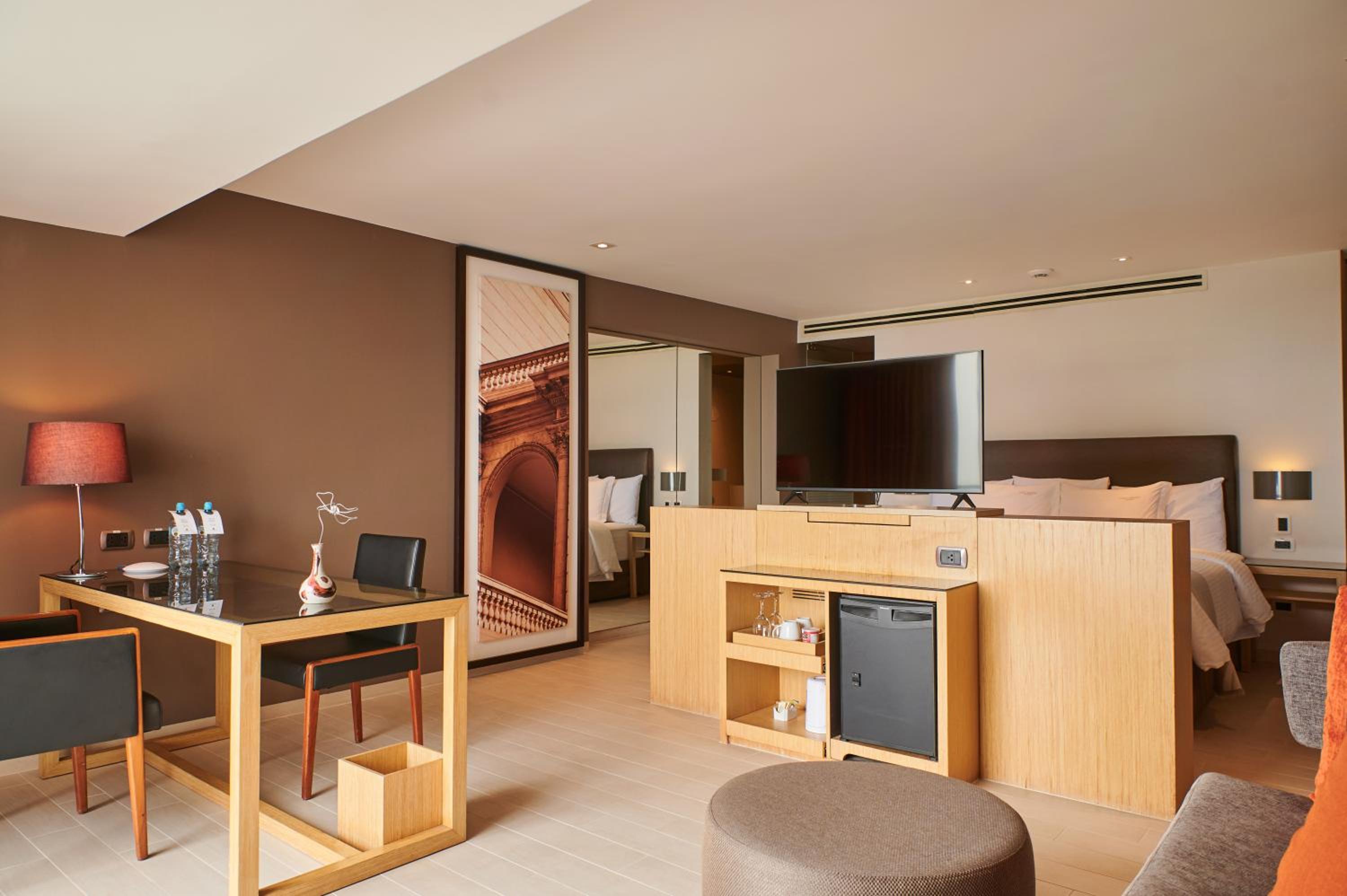 Deluxe King Suite - Photo 2