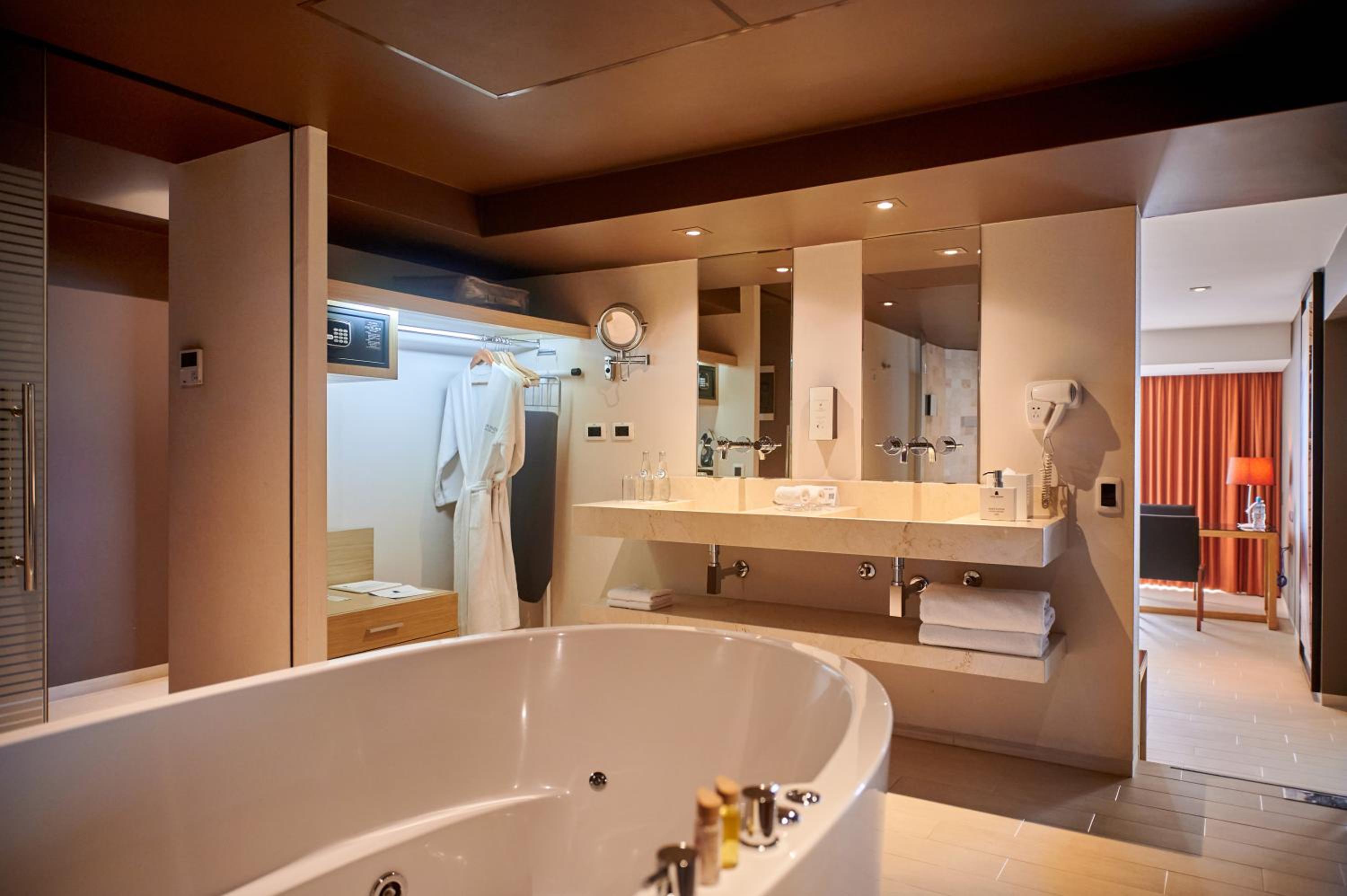 Deluxe King Suite - Photo 3