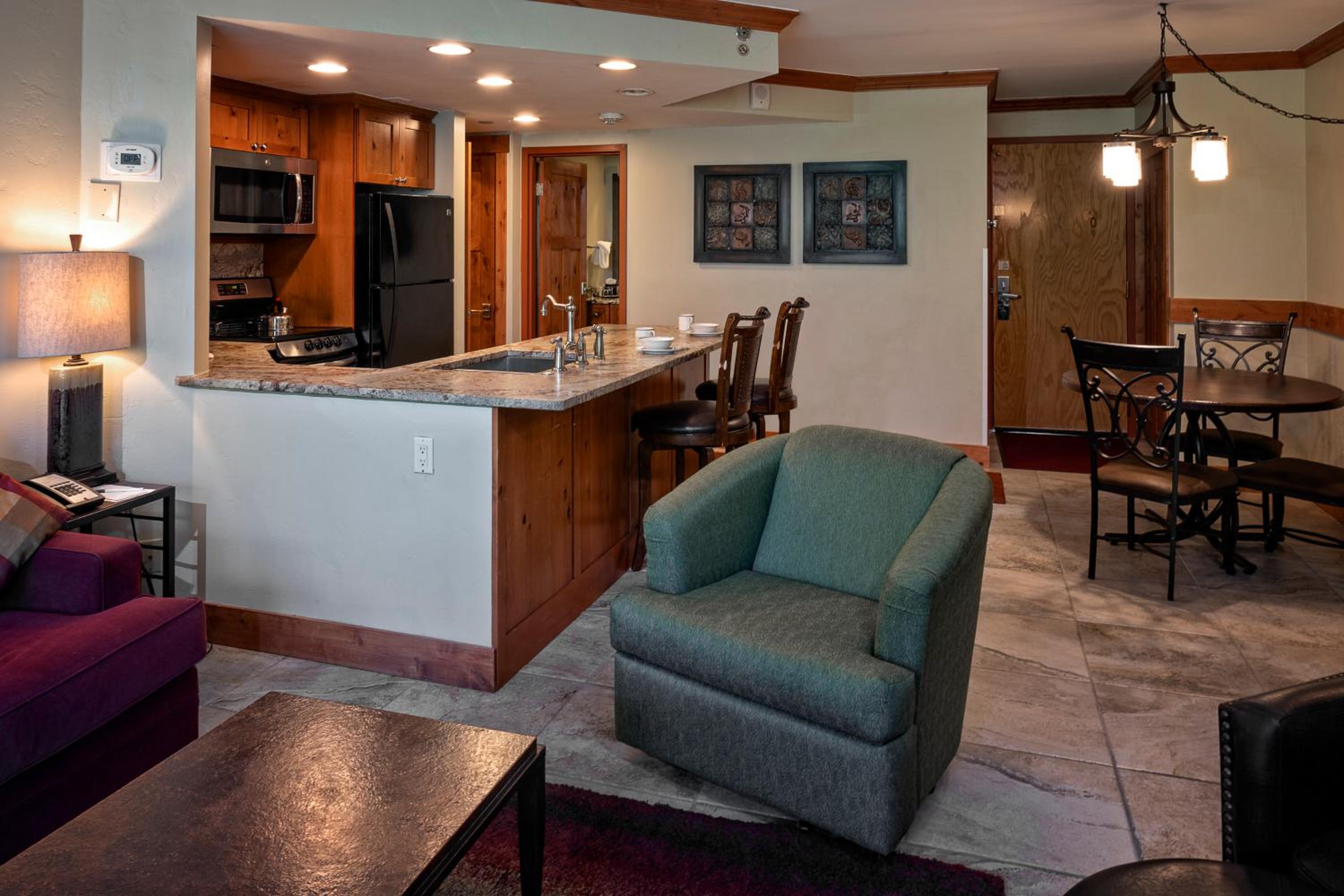 Building Four - One-Bedroom Suite