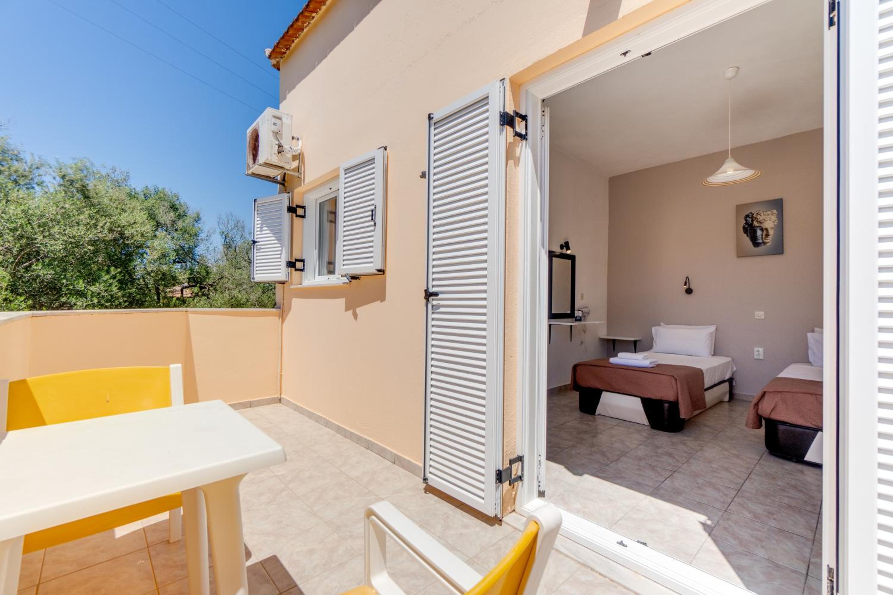 Twin or Double Room with Balcony - Annex Building photo 3