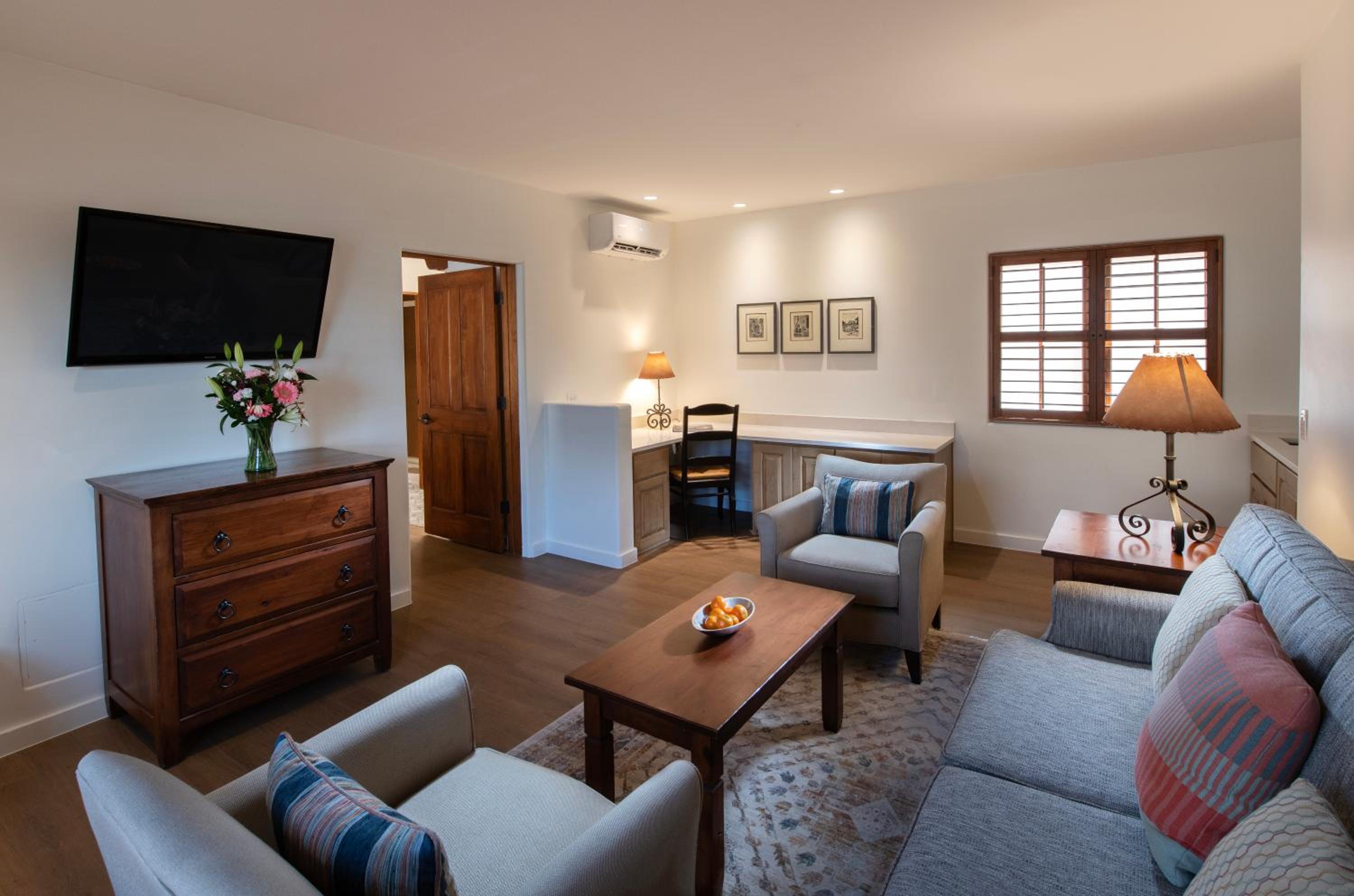 Deluxe King Suite - Photo 2
