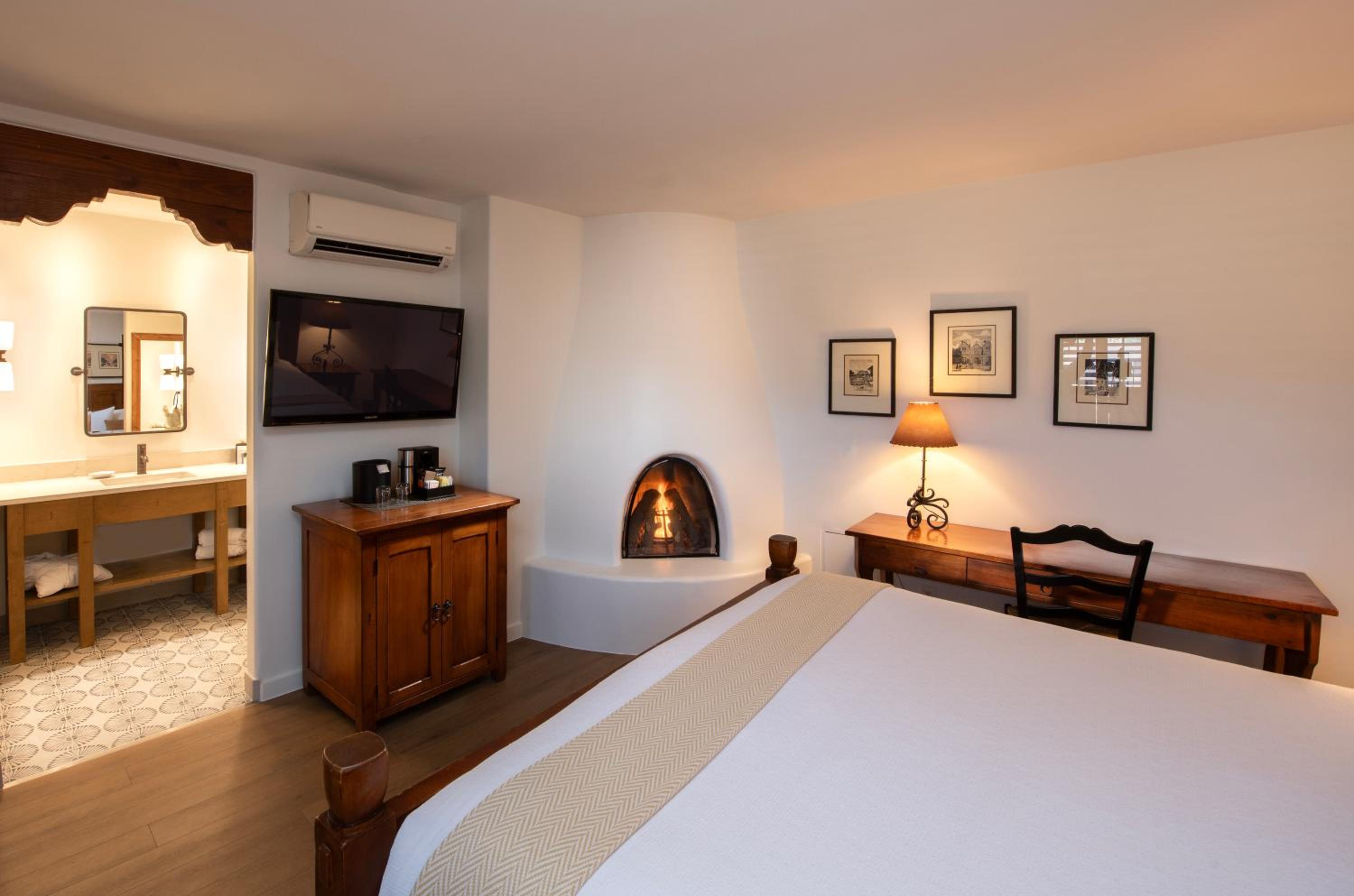 King Room with Fireplace - Photo 2