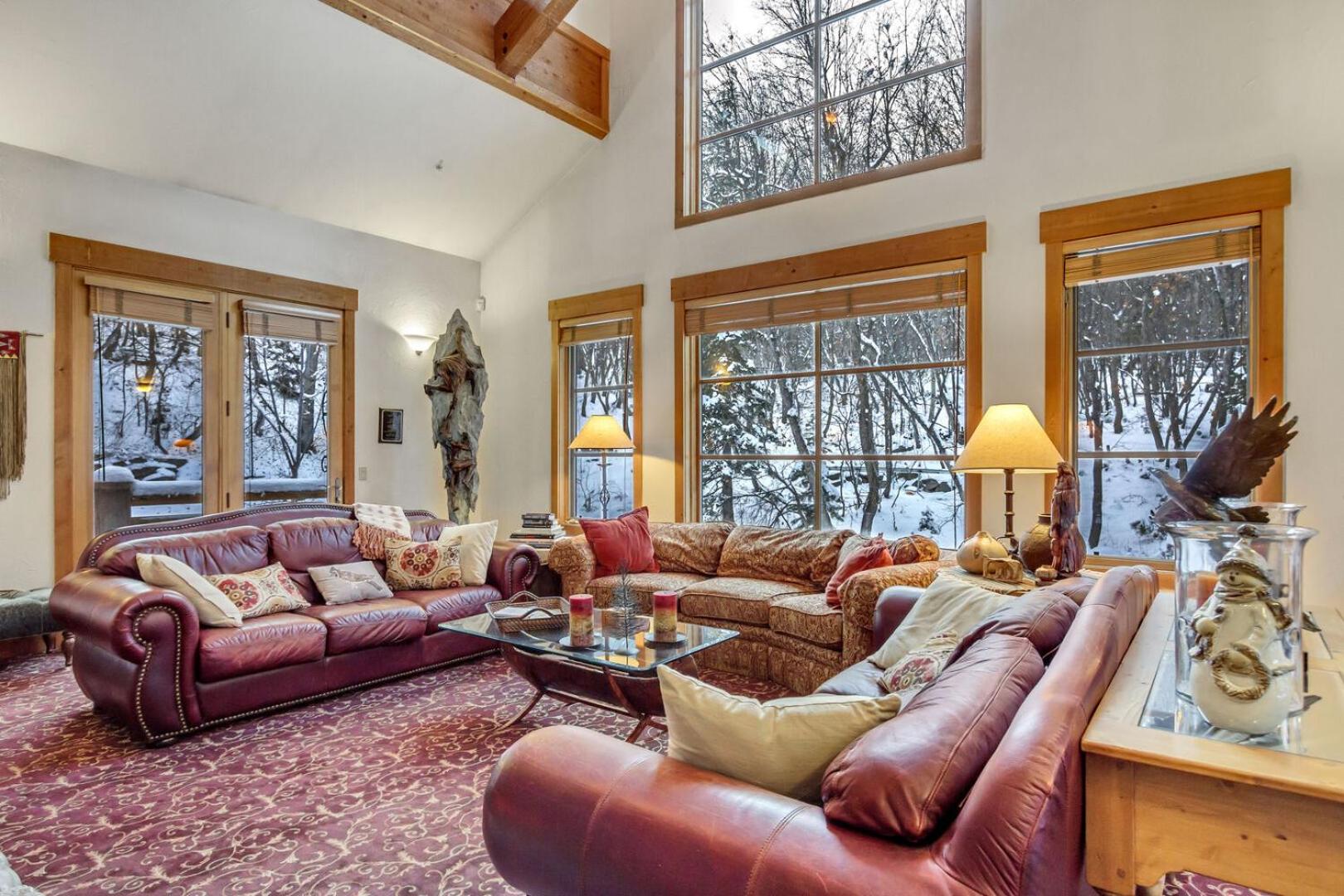 Five-Bedroom House photo 1