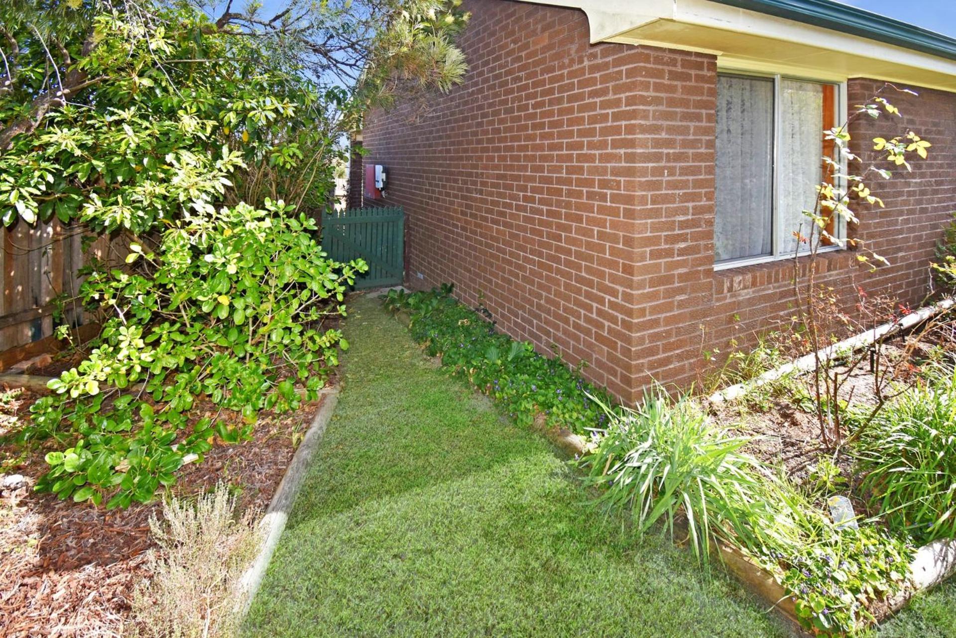 Three-Bedroom House photo 2