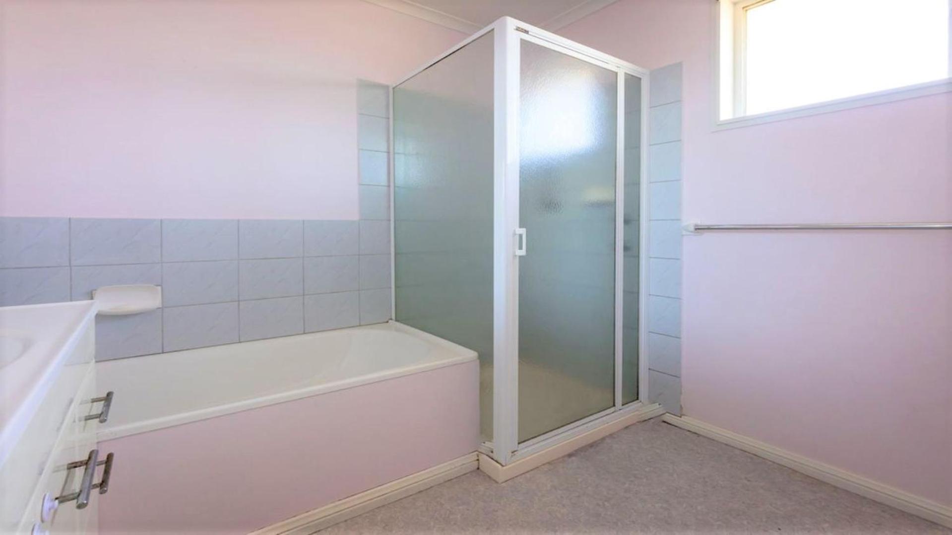 Three-Bedroom House photo 3