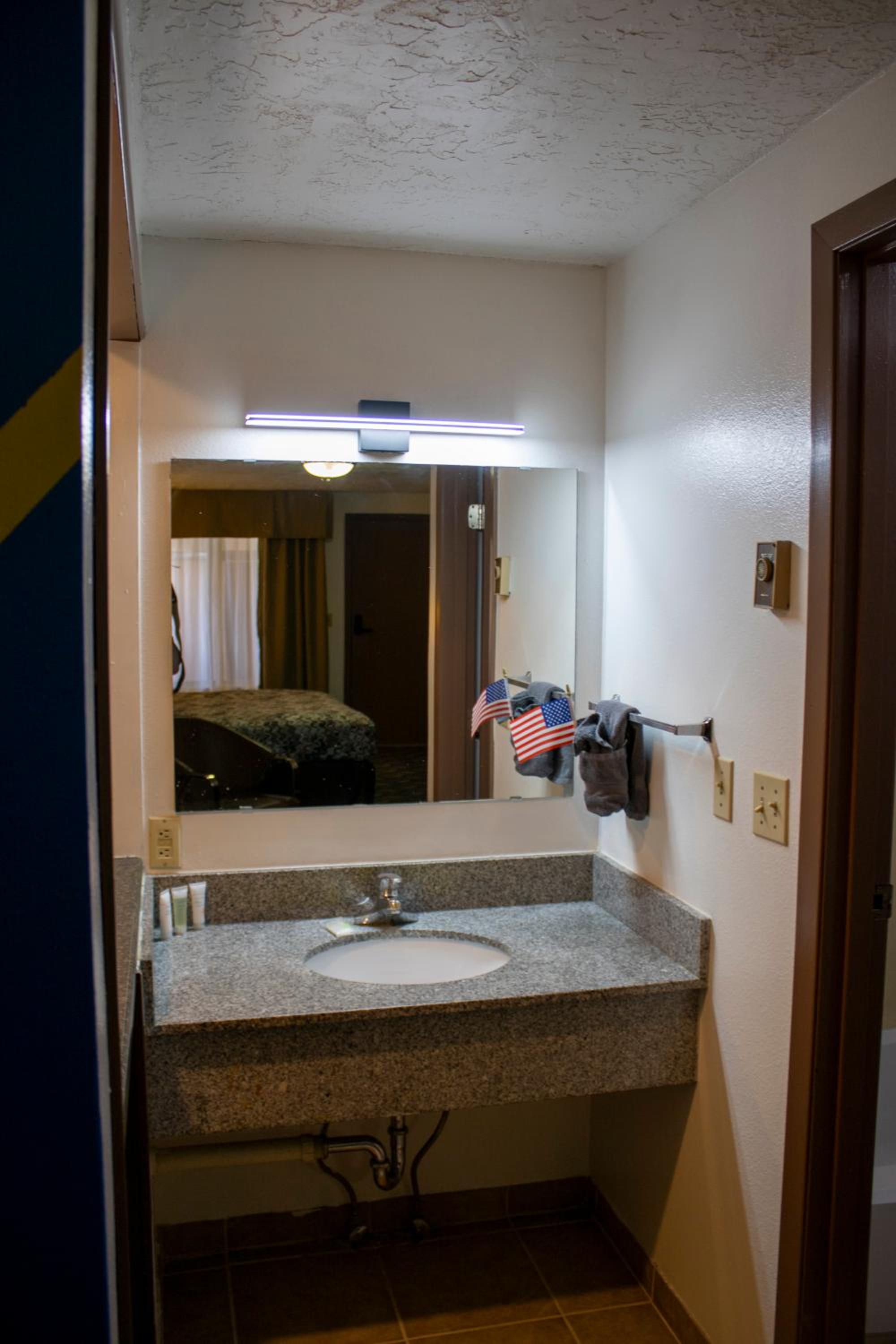 Queen Room photo 3