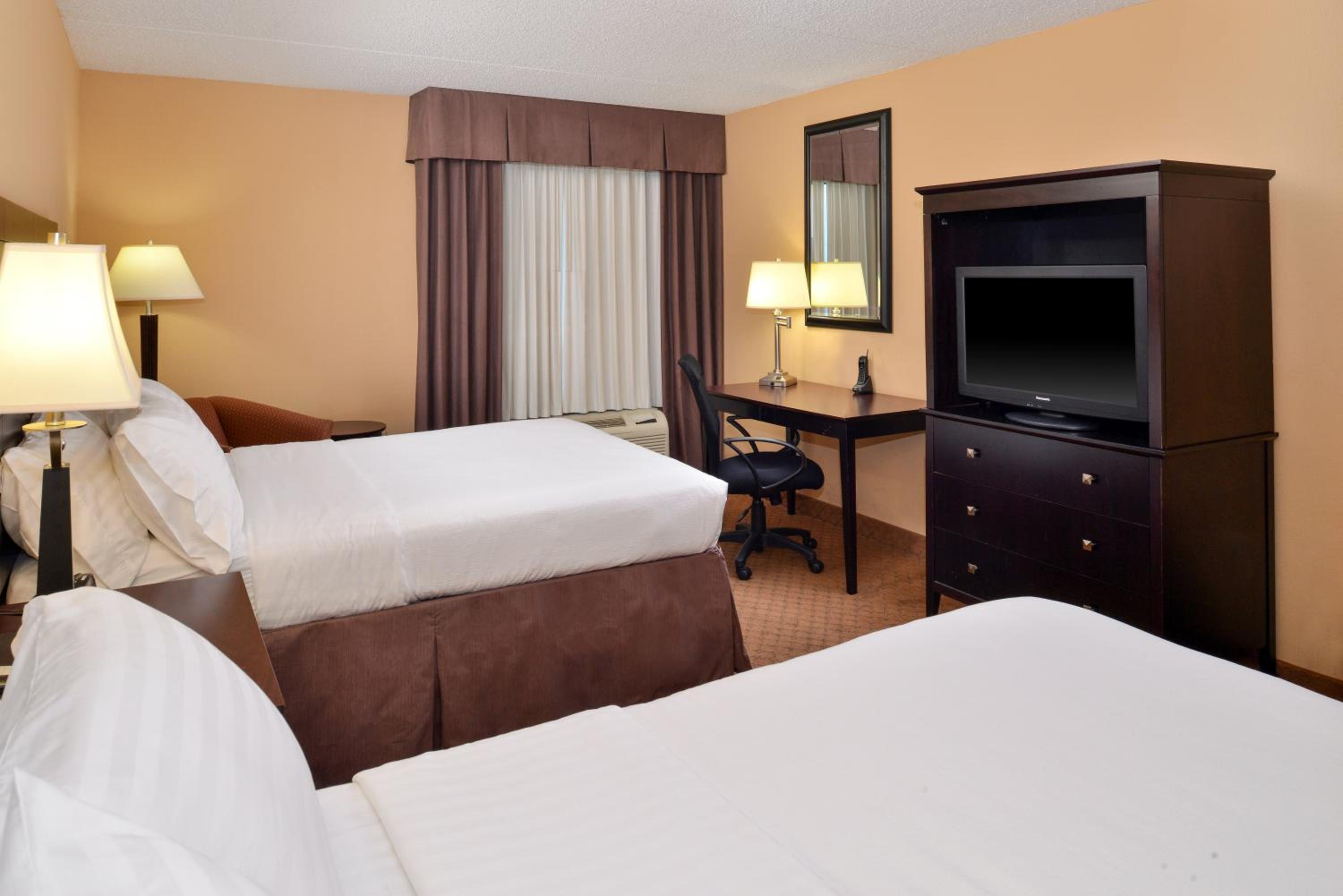 Standard Queen Room with Two Queen Beds - Photo 2