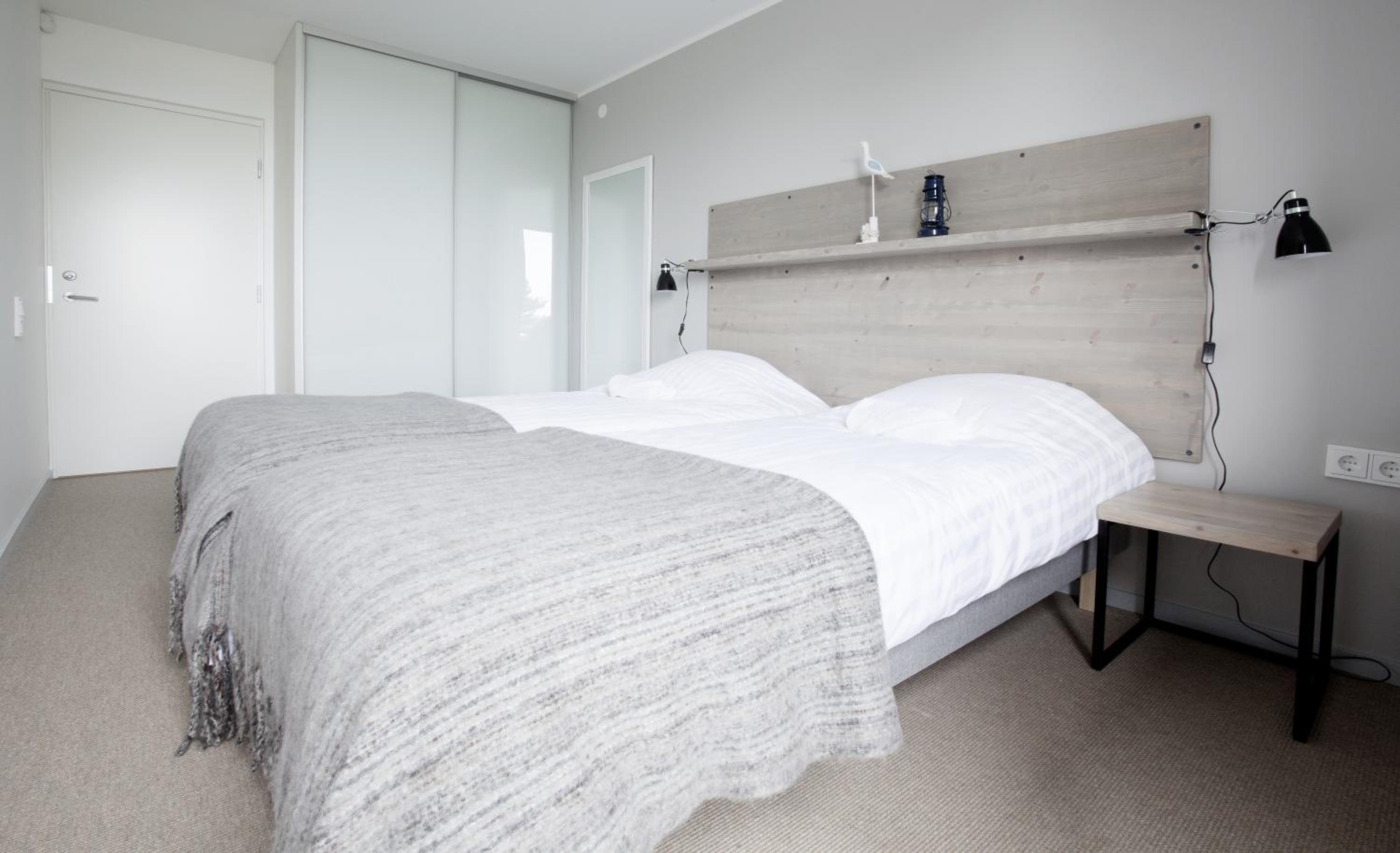 Six-Bedroom House - Photo 2