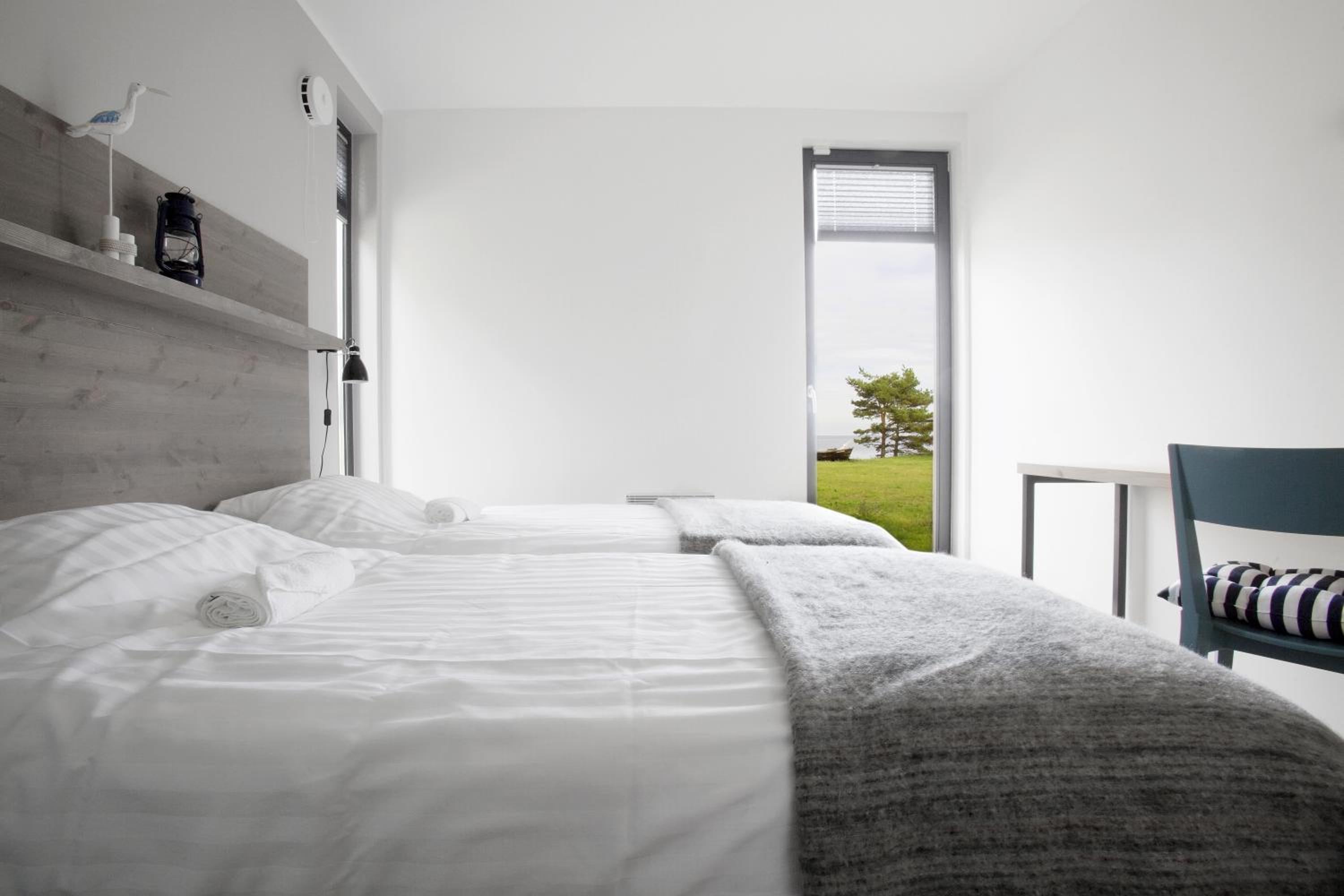 Six-Bedroom House - Photo 3
