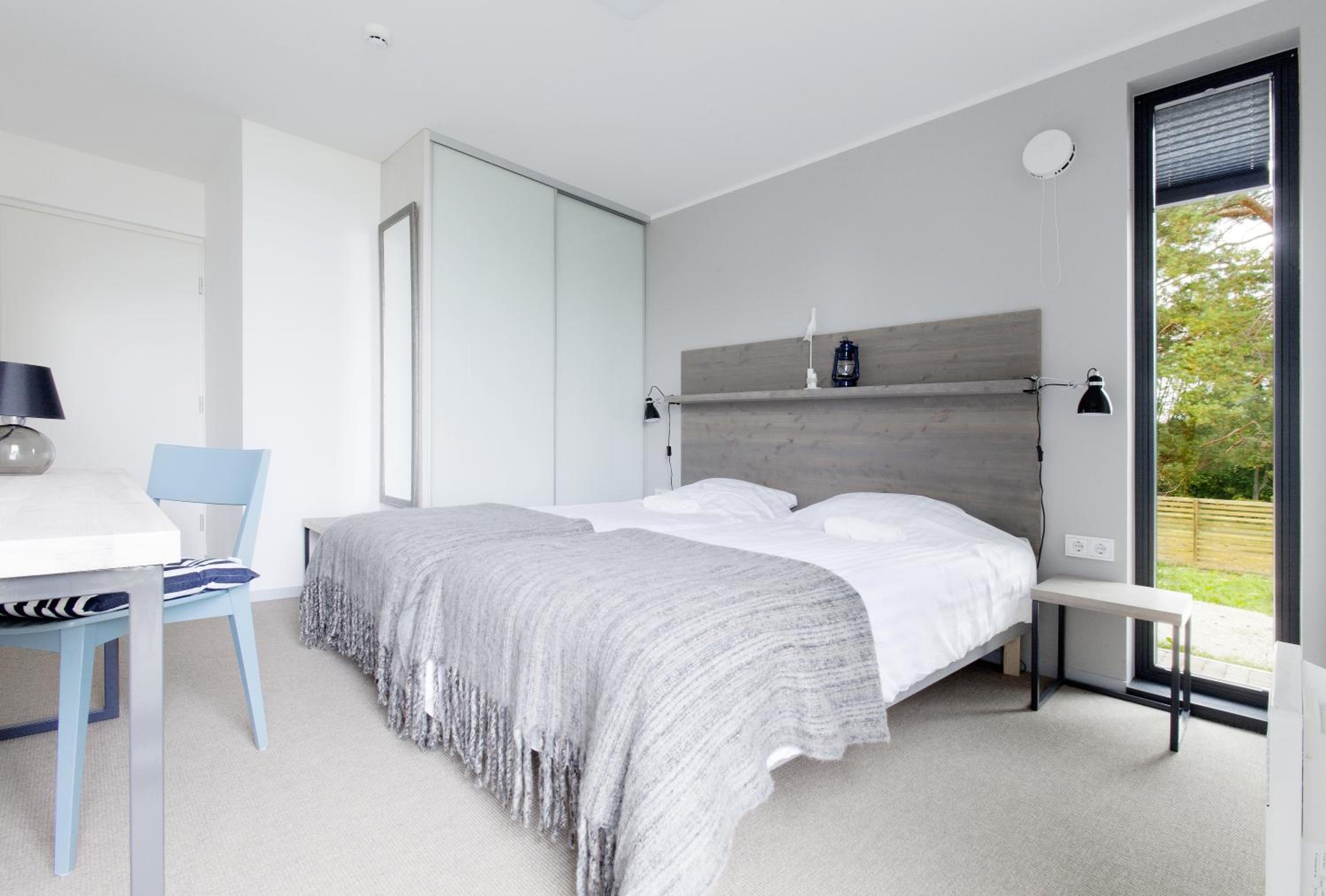 Six-Bedroom House - Photo 4