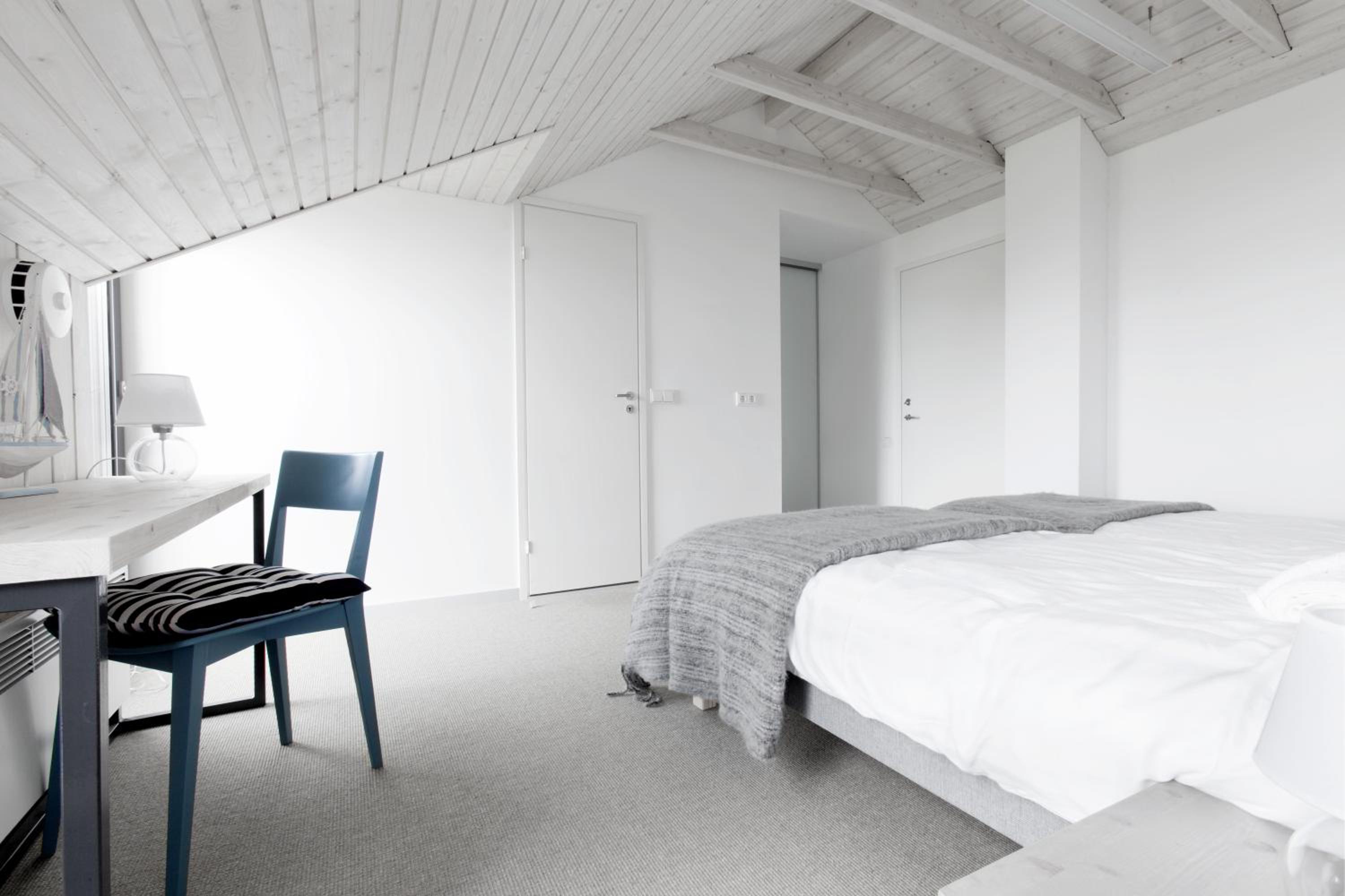 Six-Bedroom House - Photo 6