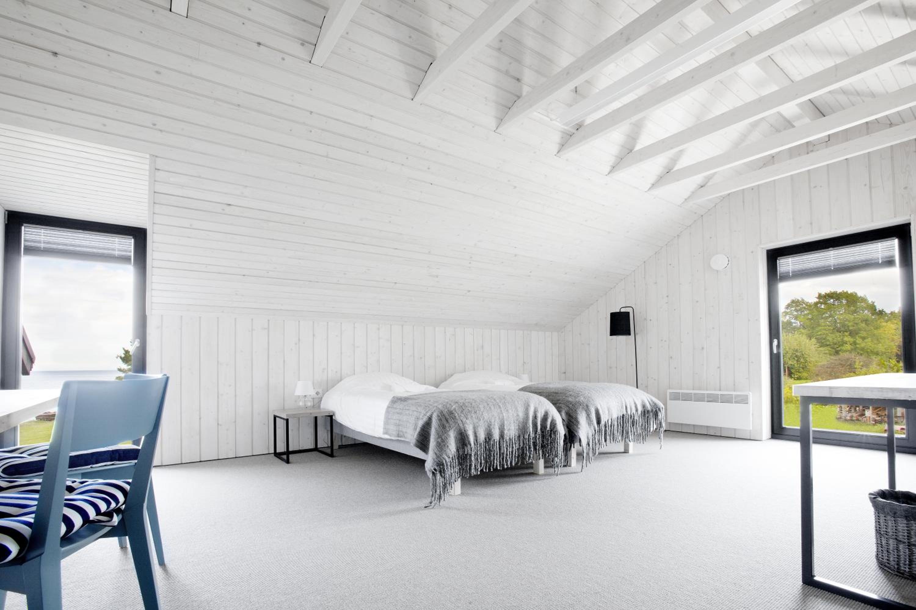 Six-Bedroom House - Photo 9