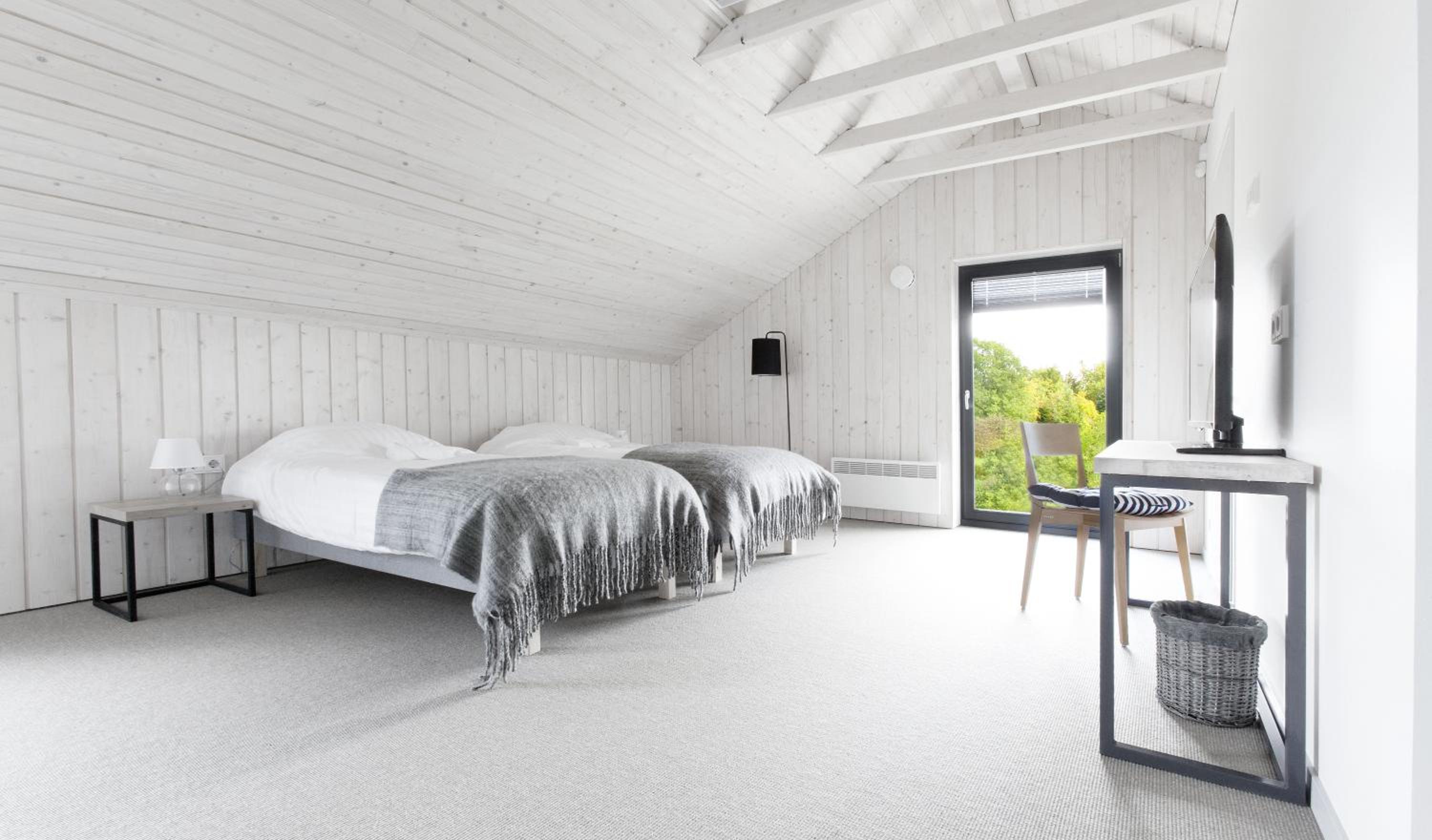 Six-Bedroom House - Photo 10