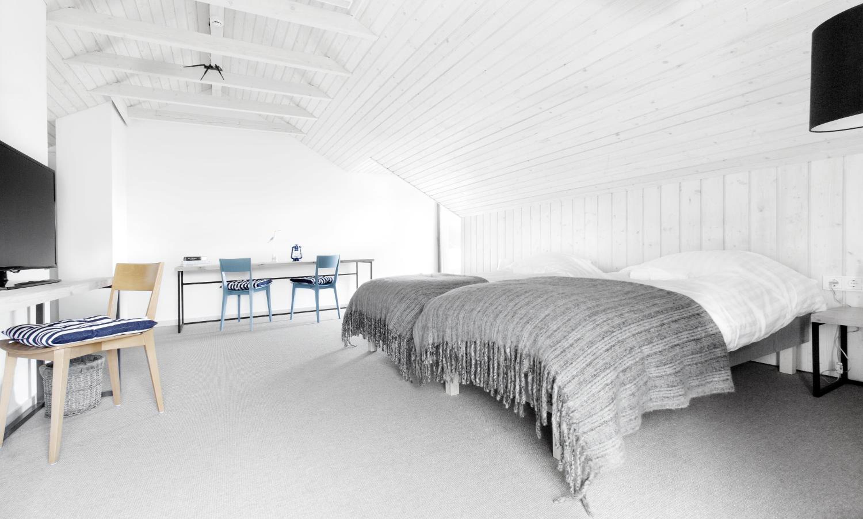 Six-Bedroom House - Photo 12