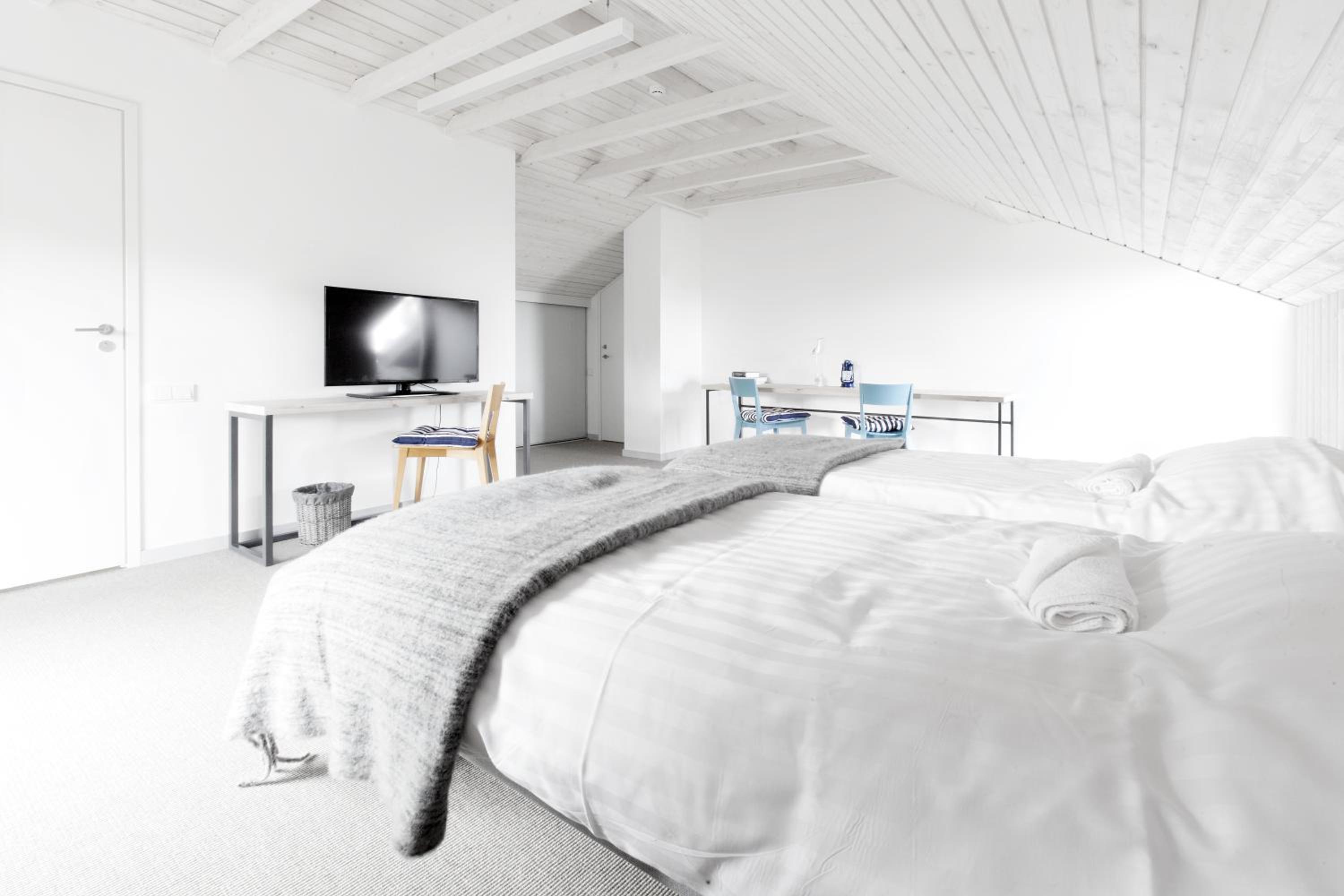 Six-Bedroom House - Photo 13